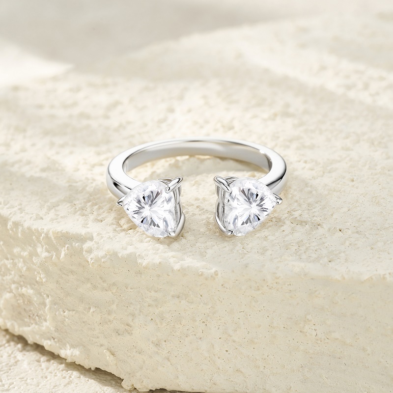 A Luxurious And Fashionable Minimalist Jewelry Ring Featuring Top-quality Moissanite, Made