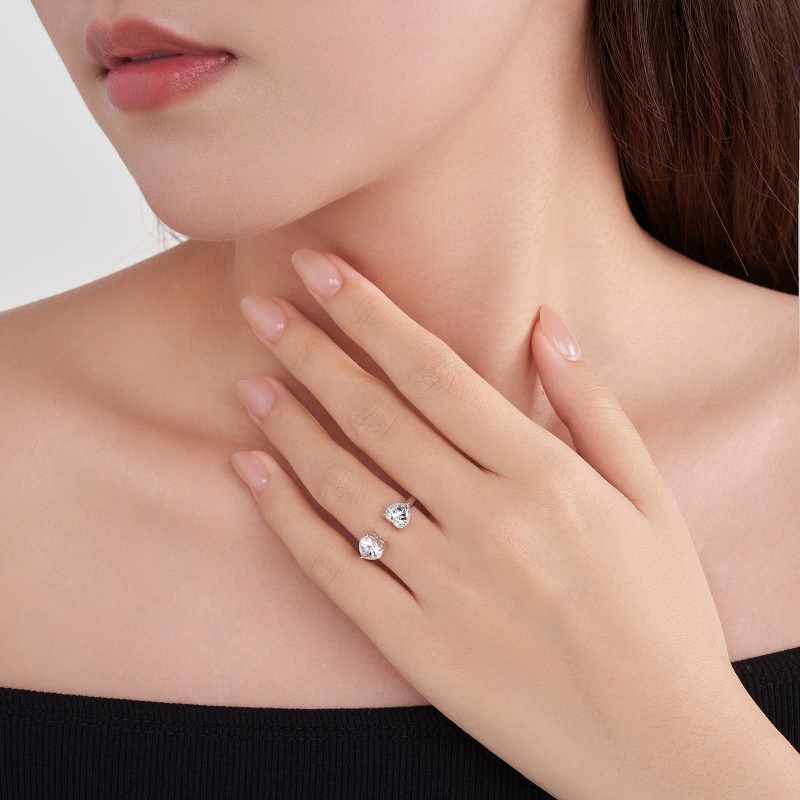 A Luxurious And Fashionable Minimalist Jewelry Ring Featuring Top-quality Moissanite, Made