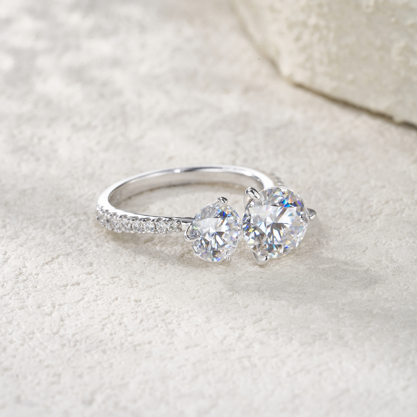 A Luxurious And Fashionable Minimalist Jewelry Ring Featuring Top-quality Moissanite, Made