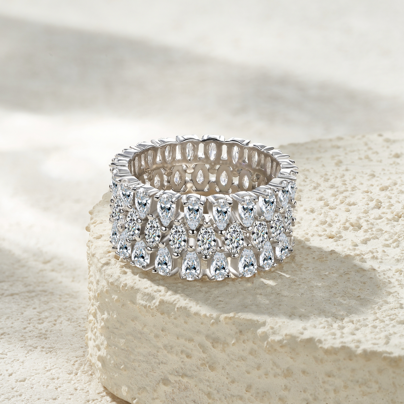 A Luxurious And Fashionable Minimalist Jewelry Ring Featuring Top-quality Moissanite, Made