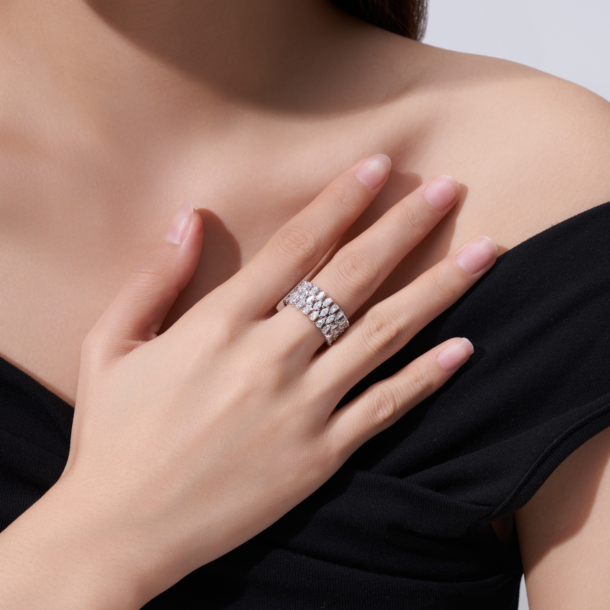 A Luxurious And Fashionable Minimalist Jewelry Ring Featuring Top-quality Moissanite, Made