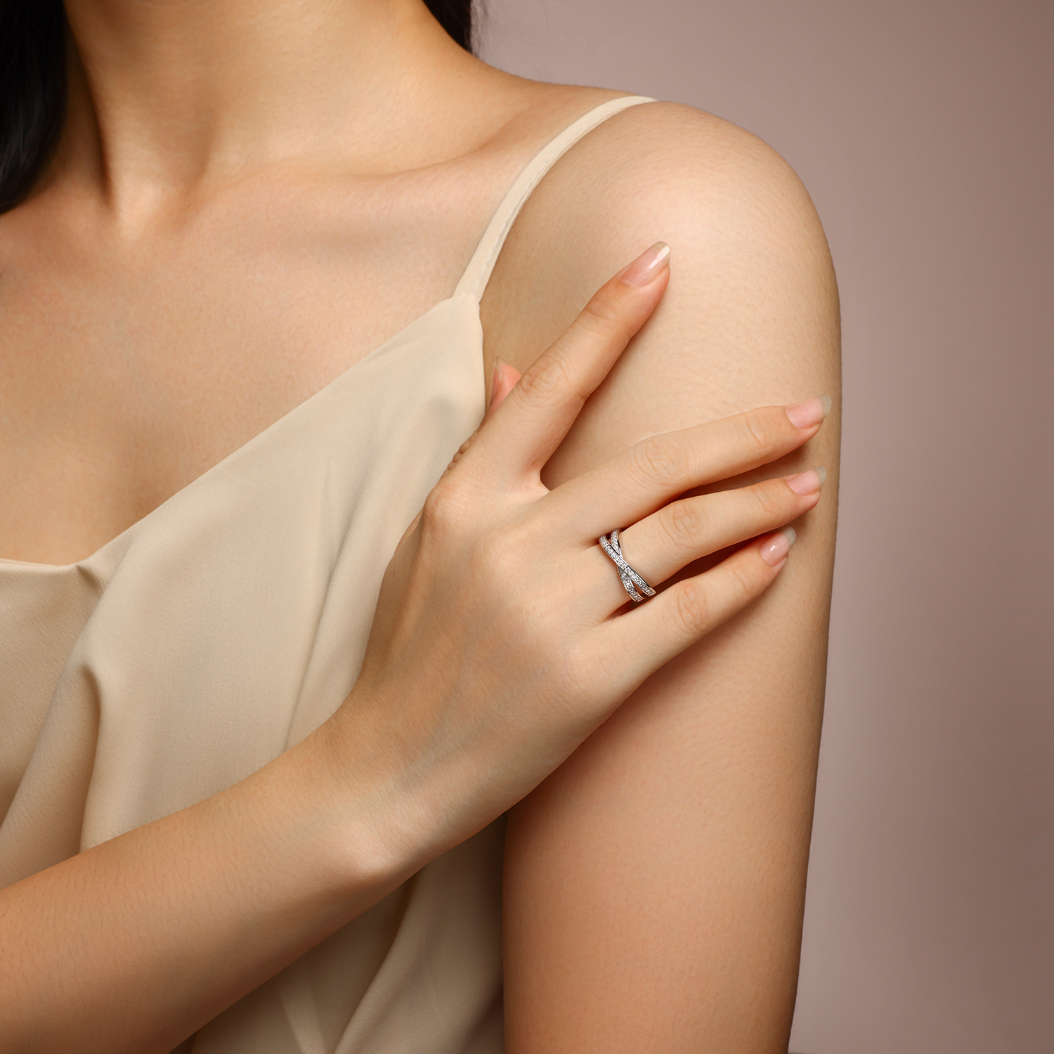 A Luxurious And Fashionable Minimalist Jewelry Ring Featuring Top-quality Moissanite, Made