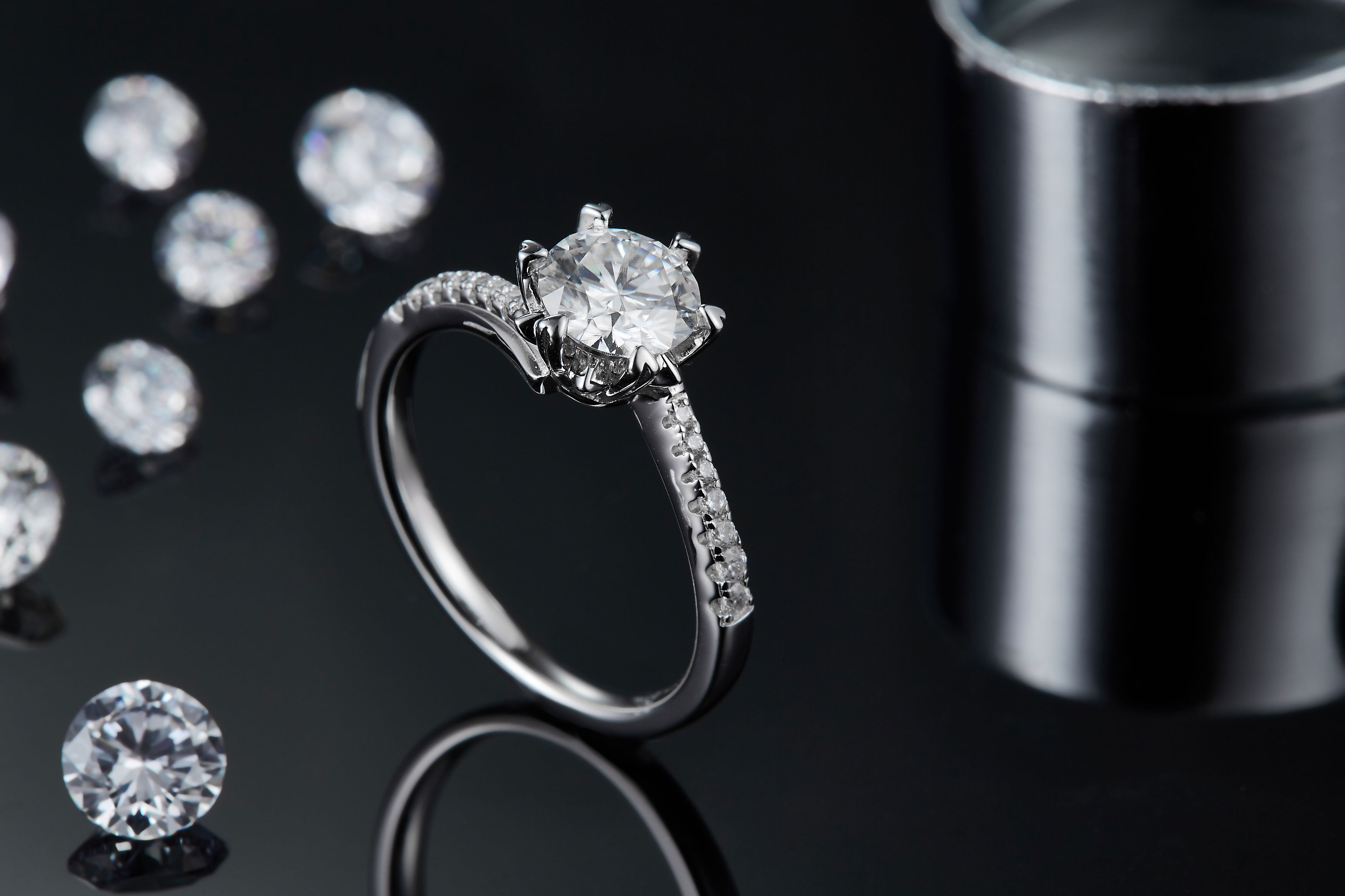 A Luxurious, Fashionable, And Trendy 1-carat Silver Ring Featuring A Top-quality
