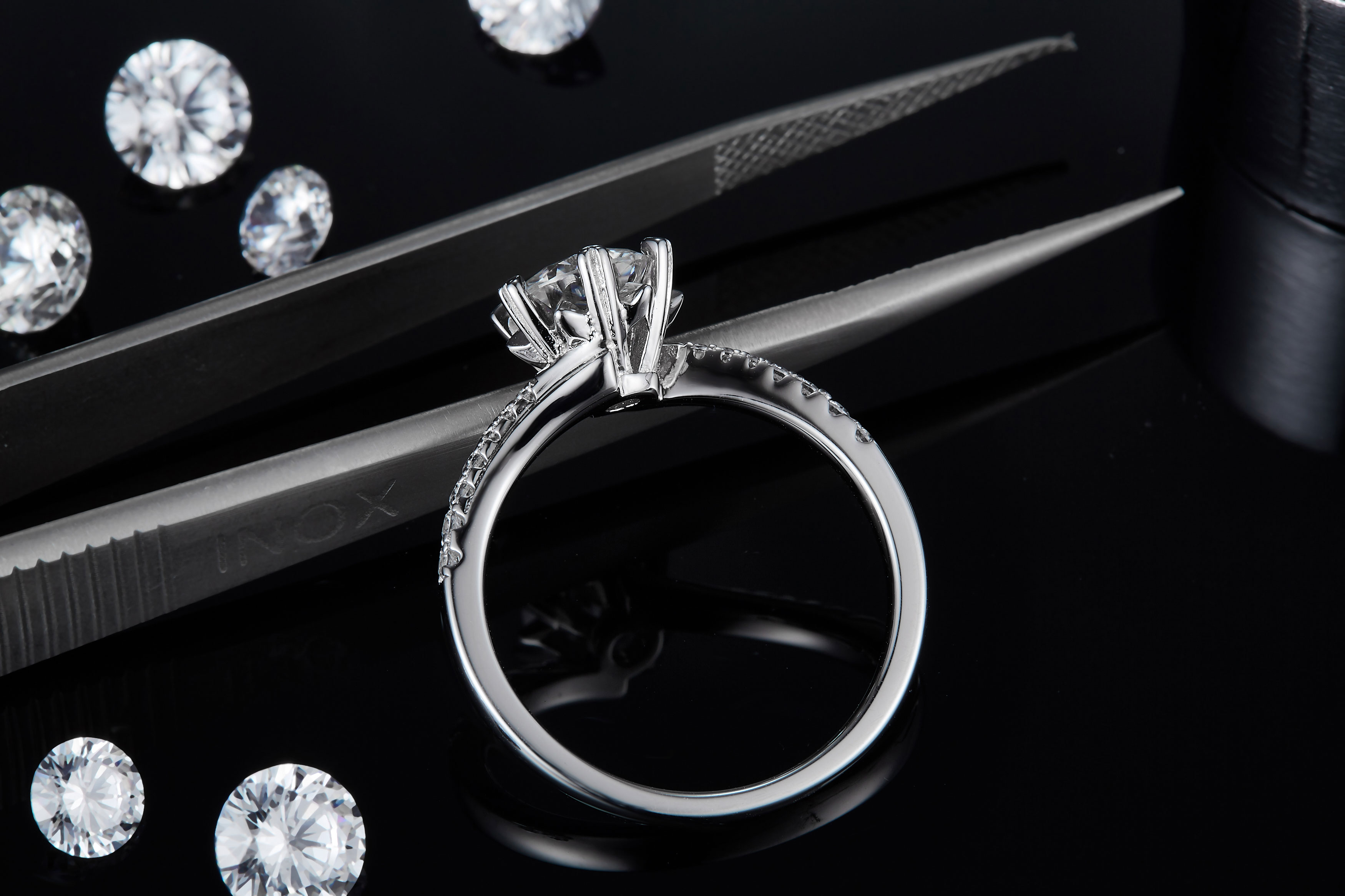 A Luxurious, Fashionable, And Trendy 1-carat Silver Ring Featuring A Top-quality