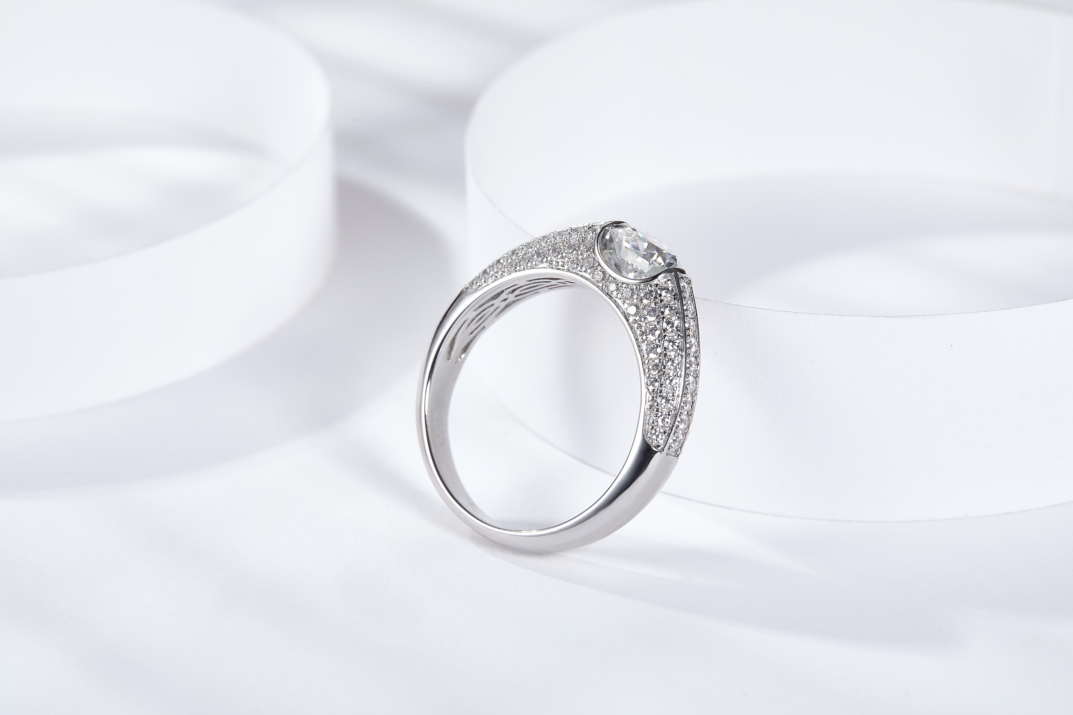 A Luxurious, Fashionable, And Trendy 1-carat Silver Ring Featuring A Top-quality