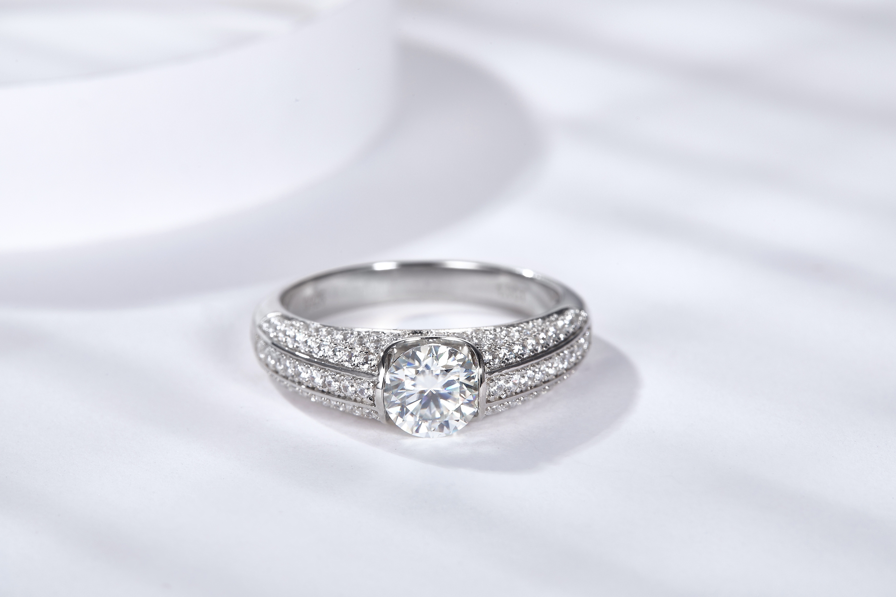 A Luxurious, Fashionable, And Trendy 1-carat Silver Ring Featuring A Top-quality