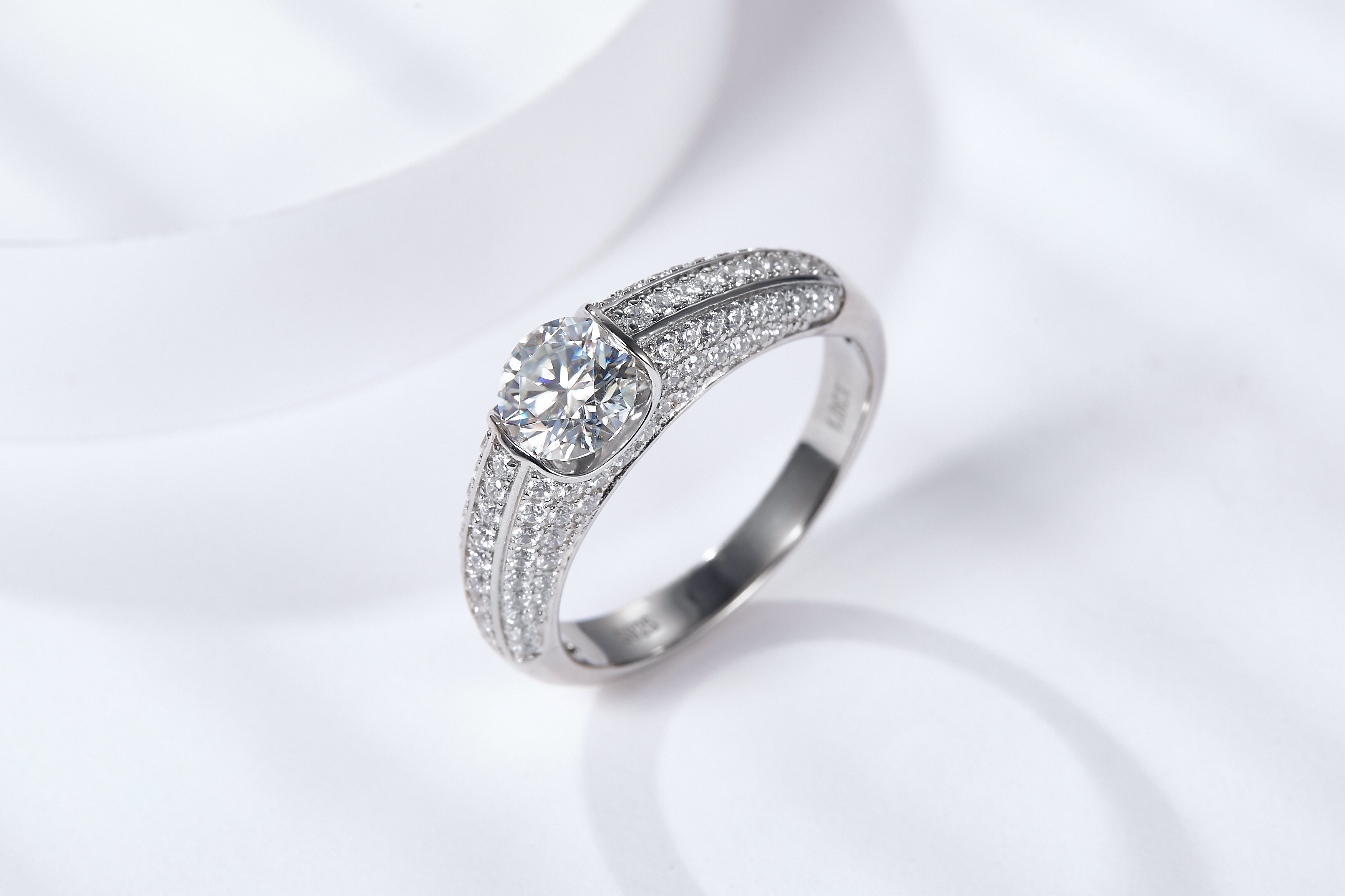 A Luxurious, Fashionable, And Trendy 1-carat Silver Ring Featuring A Top-quality