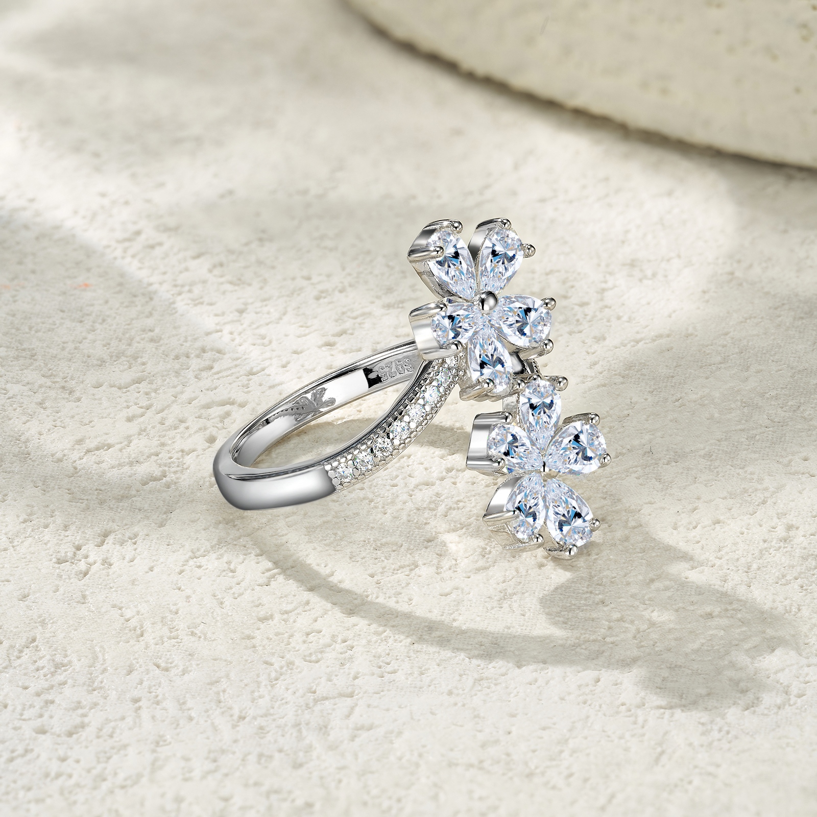 A Luxurious, Fashionable, And Trendy Silver Ring Set With Top-quality Moissanite, Crafted