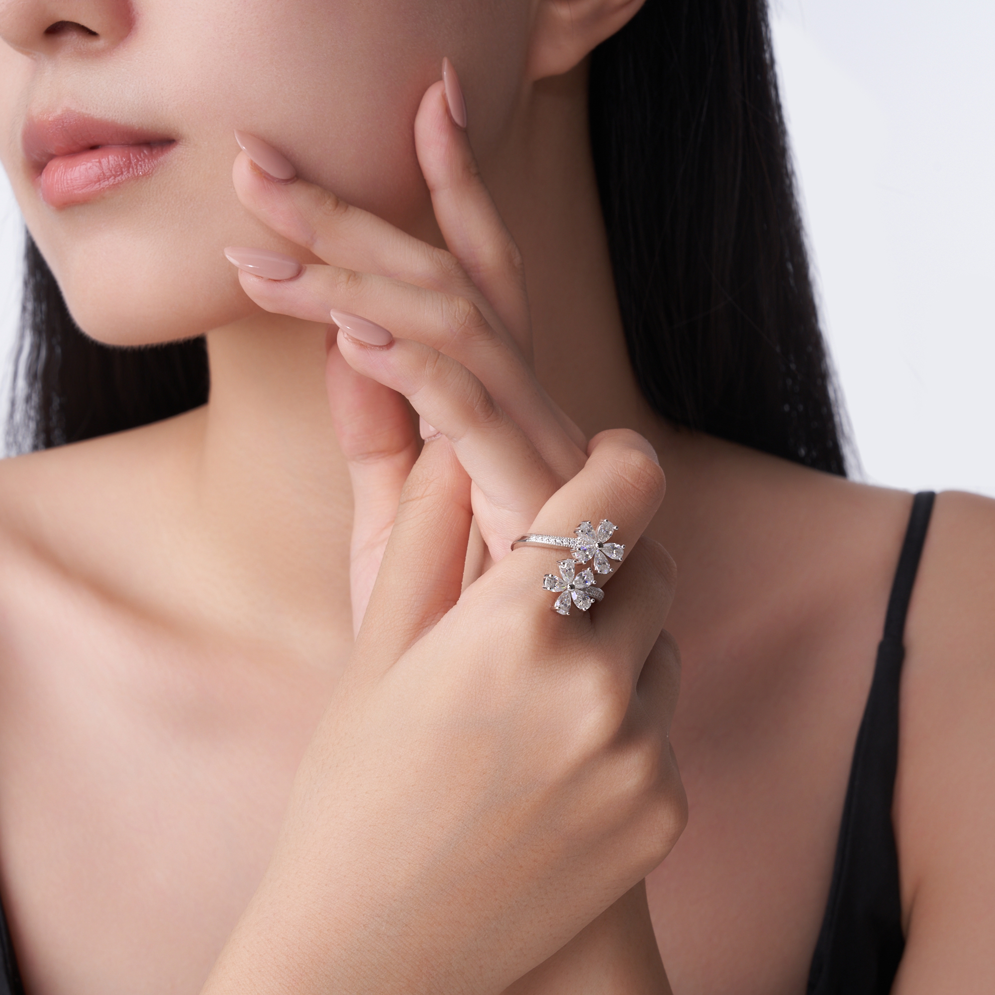 A Luxurious, Fashionable, And Trendy Silver Ring Set With Top-quality Moissanite, Crafted