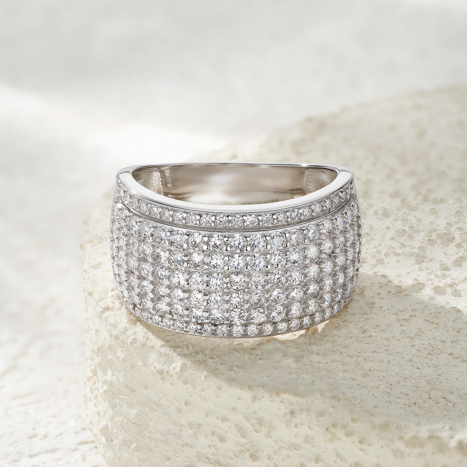 A Luxurious, Fashionable, And Trendy Silver Ring Set With Top-quality Moissanite, Crafted