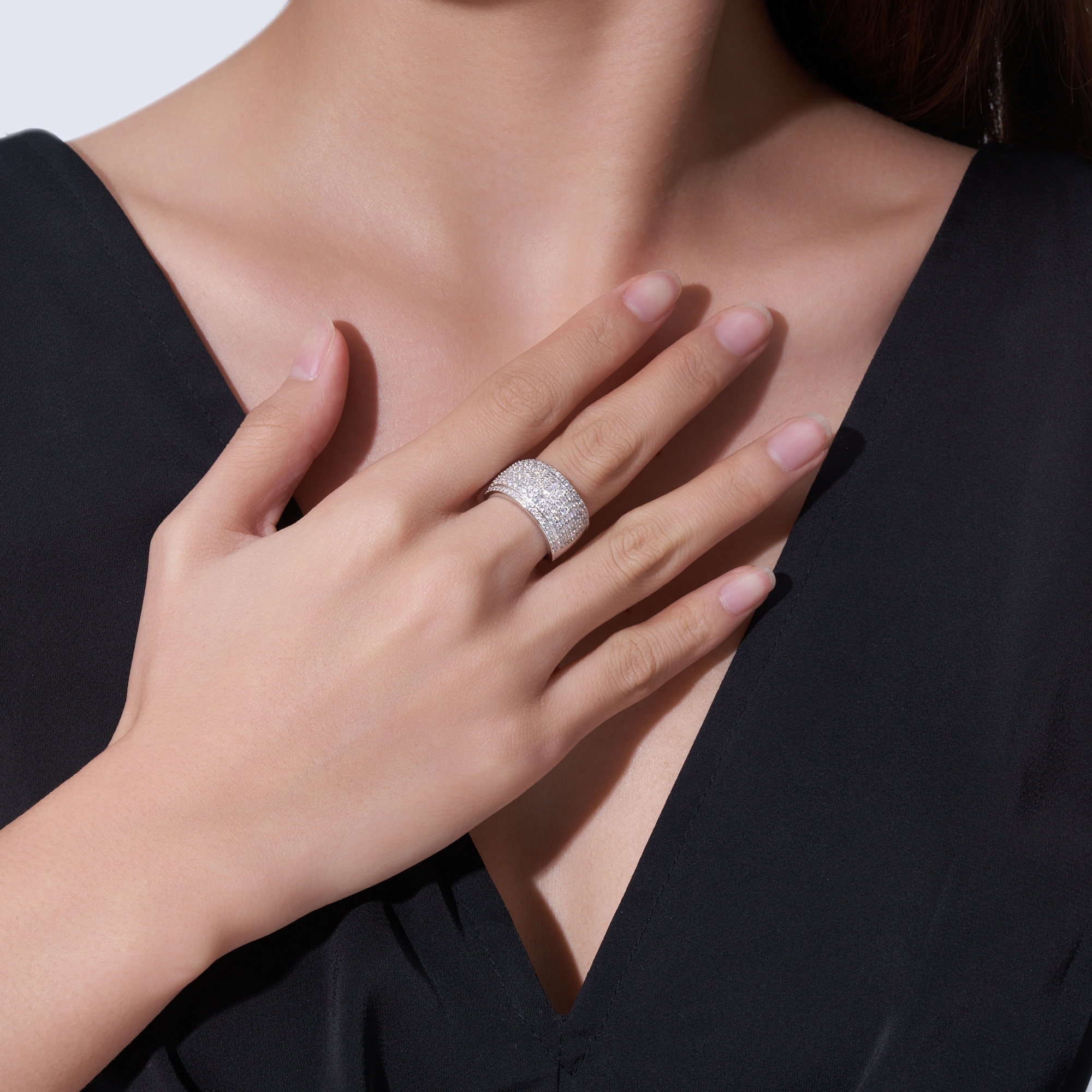 A Luxurious, Fashionable, And Trendy Silver Ring Set With Top-quality Moissanite, Crafted