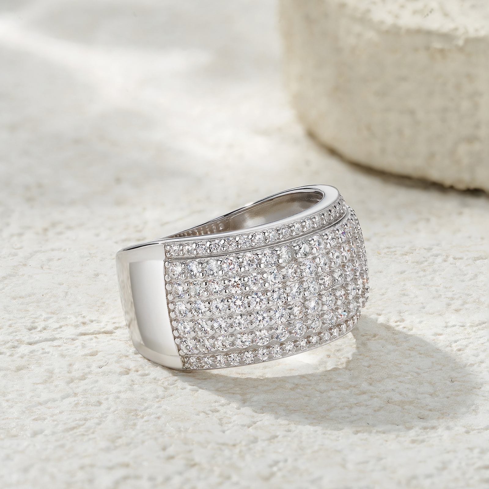 A Luxurious, Fashionable, And Trendy Silver Ring Set With Top-quality Moissanite, Crafted