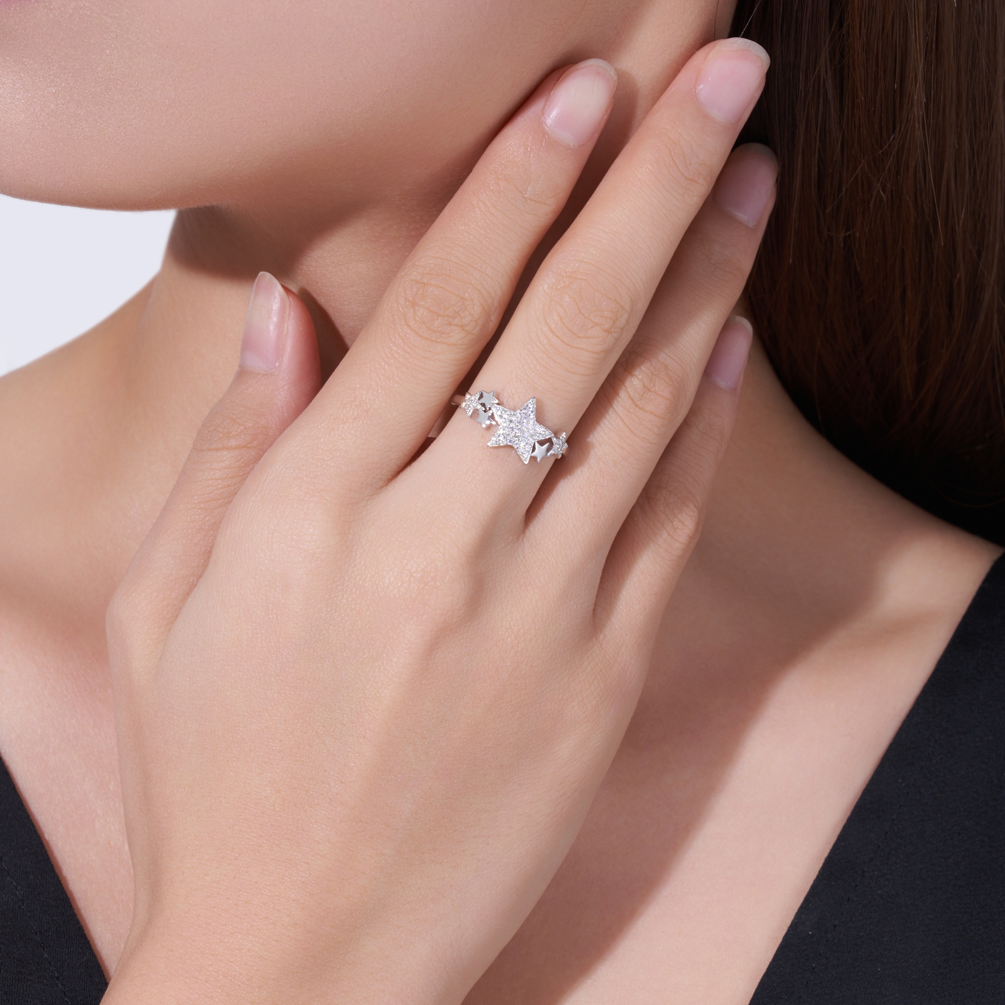 A Luxurious, Fashionable, And Trendy Silver Ring Set With Top-quality Moissanite, Crafted