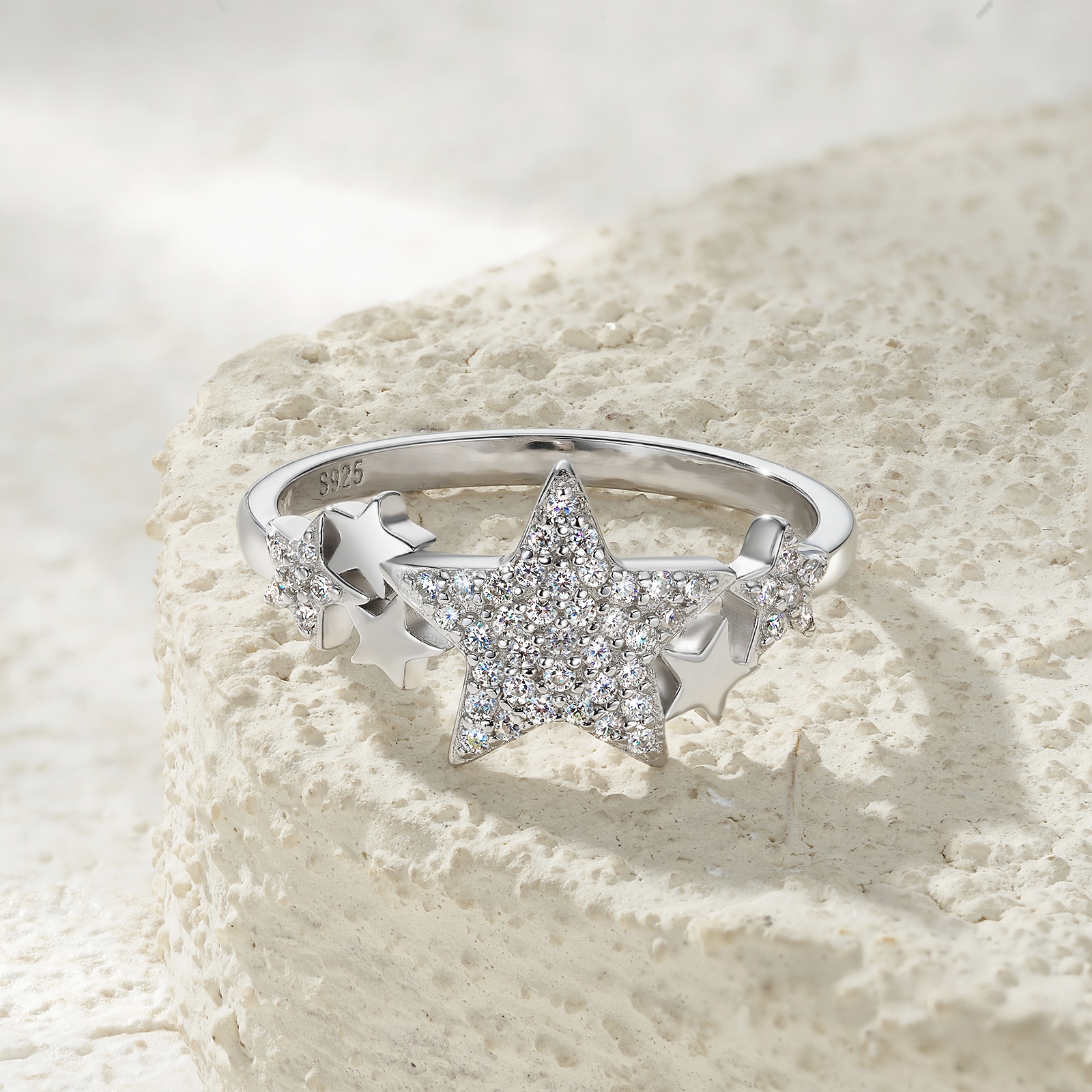 A Luxurious, Fashionable, And Trendy Silver Ring Set With Top-quality Moissanite, Crafted