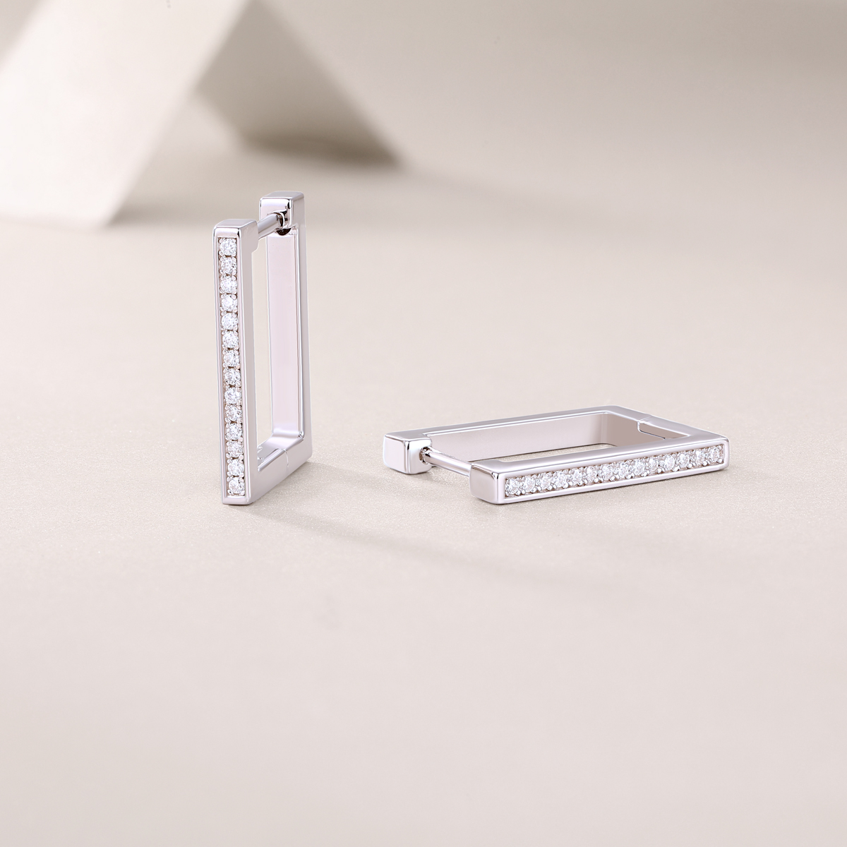 Brave-Top-quality Moissanite Silver And Platinum-plated Stud Earrings, A Fashionable And