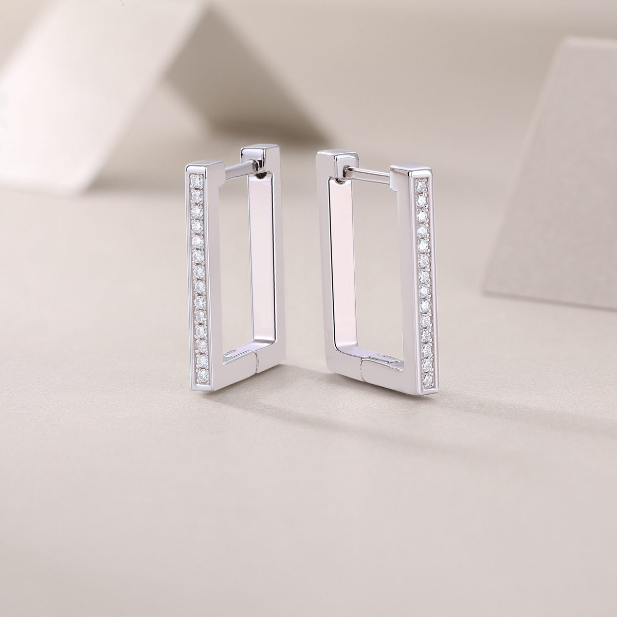 Brave-Top-quality Moissanite Silver And Platinum-plated Stud Earrings, A Fashionable And