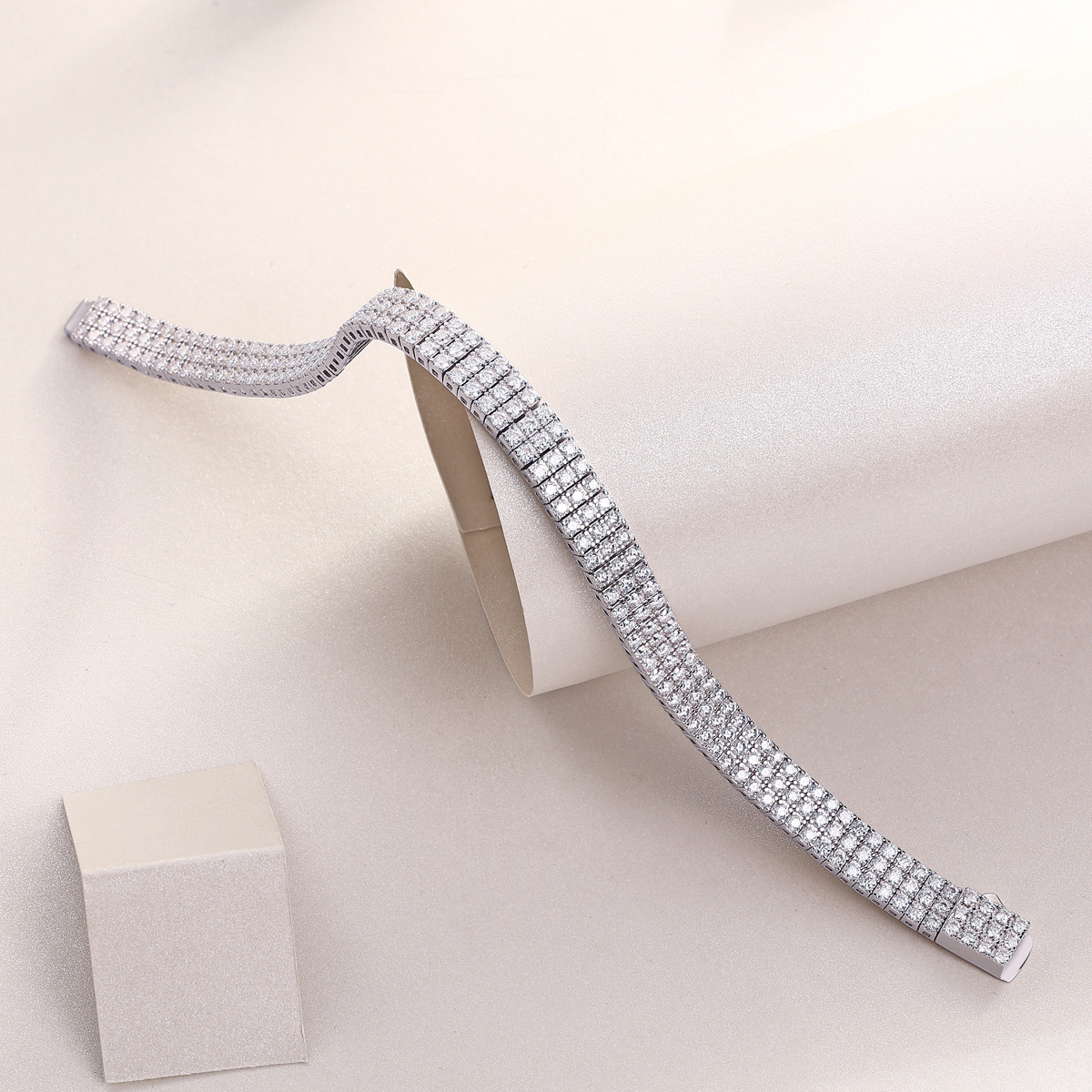Chain Lock Radiance - A Luxurious And Fashionable Light Luxury Jewelry Silver Bracelet Set