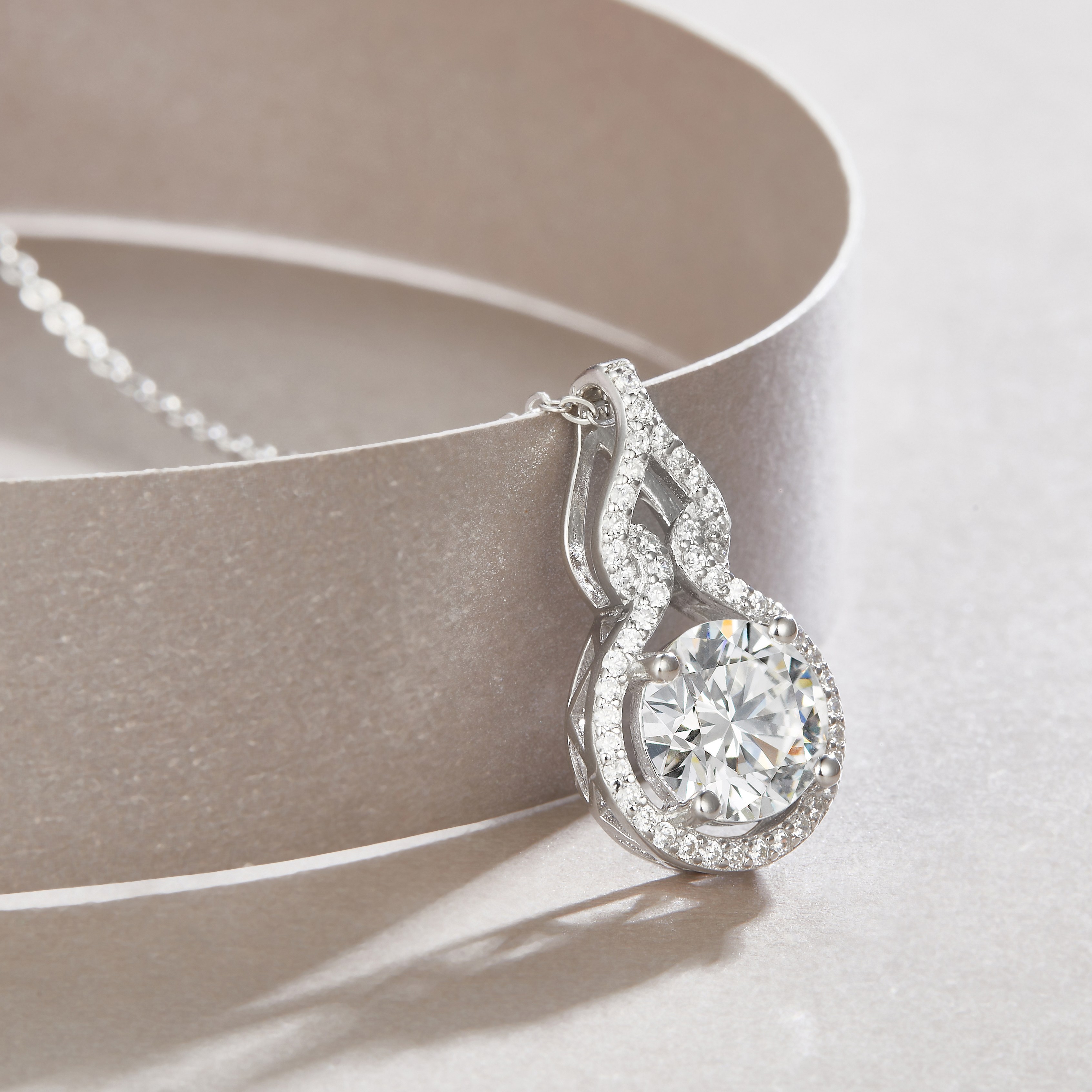Curve Corridor - A Fashionable And Light Luxury Jewelry Pendant Necklace Set With