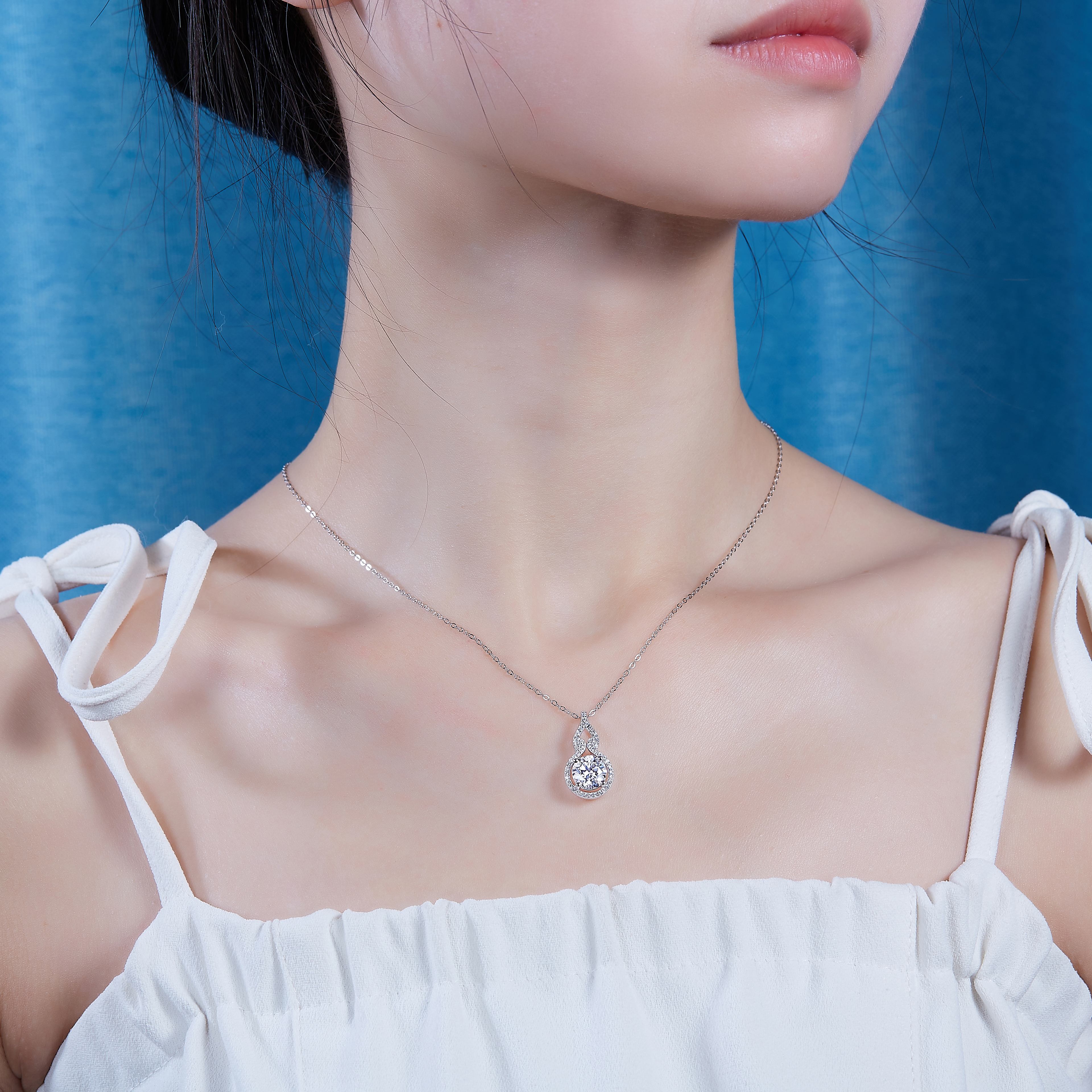 Curve Corridor - A Fashionable And Light Luxury Jewelry Pendant Necklace Set With