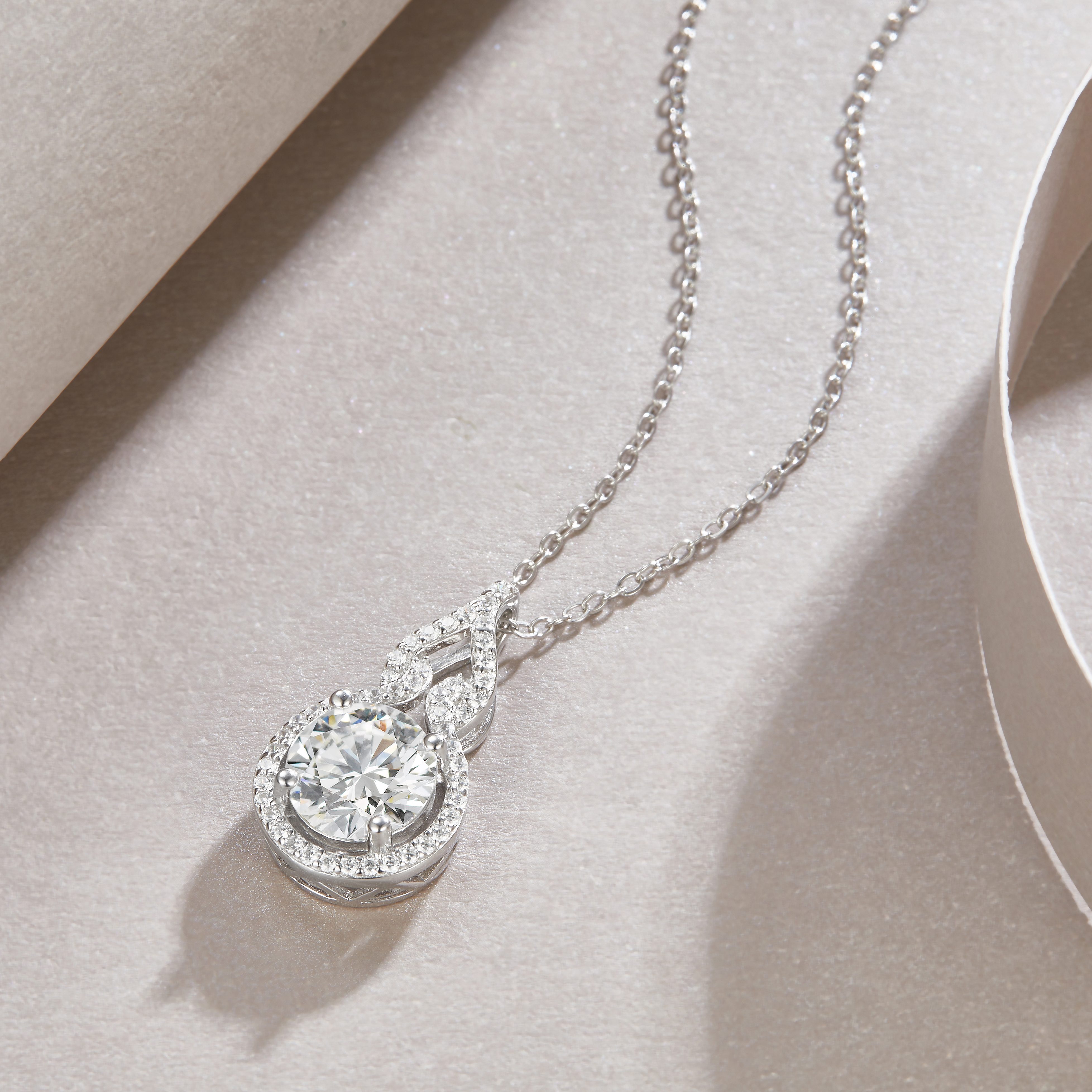 Curve Corridor - A Fashionable And Light Luxury Jewelry Pendant Necklace Set With