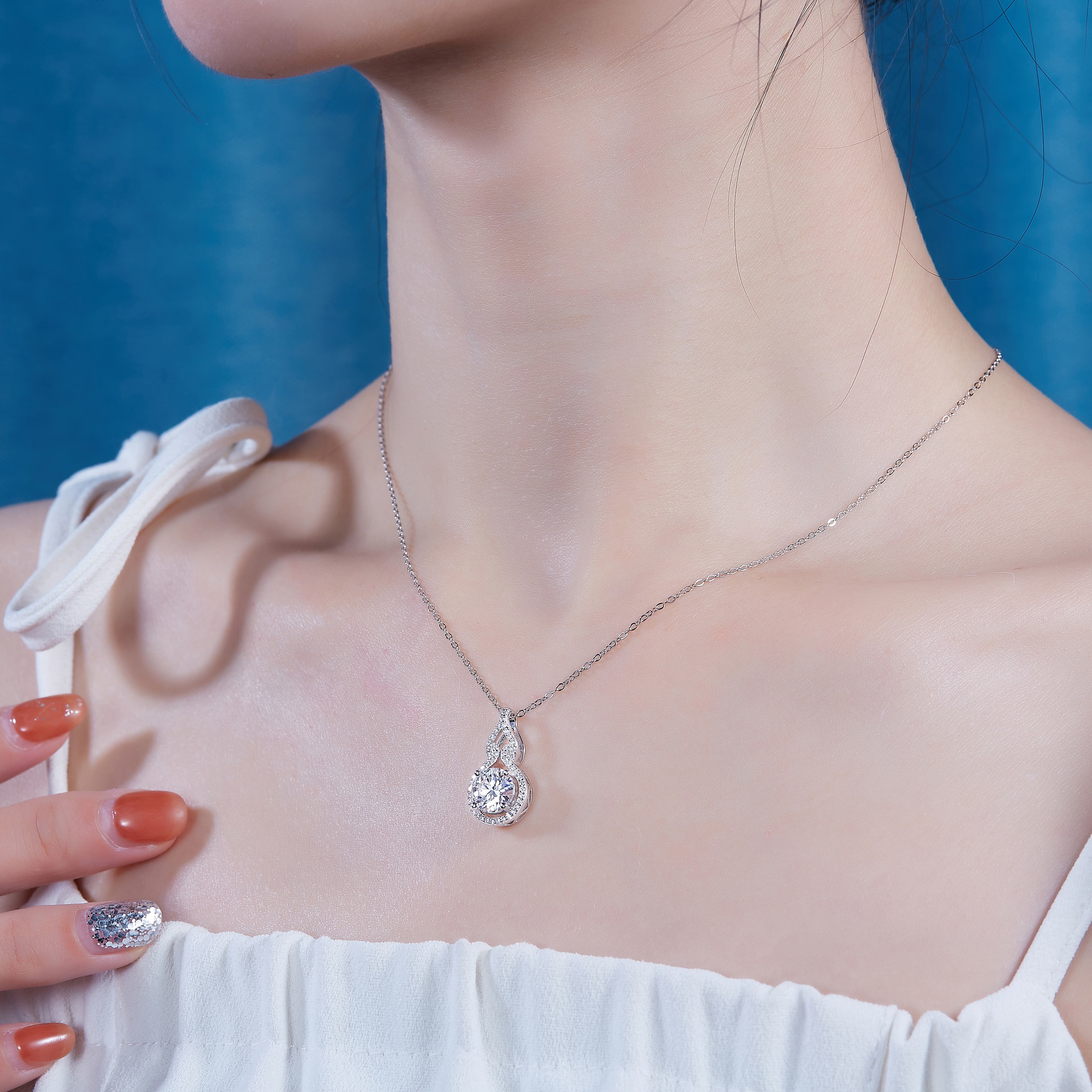 Curve Corridor - A Fashionable And Light Luxury Jewelry Pendant Necklace Set With
