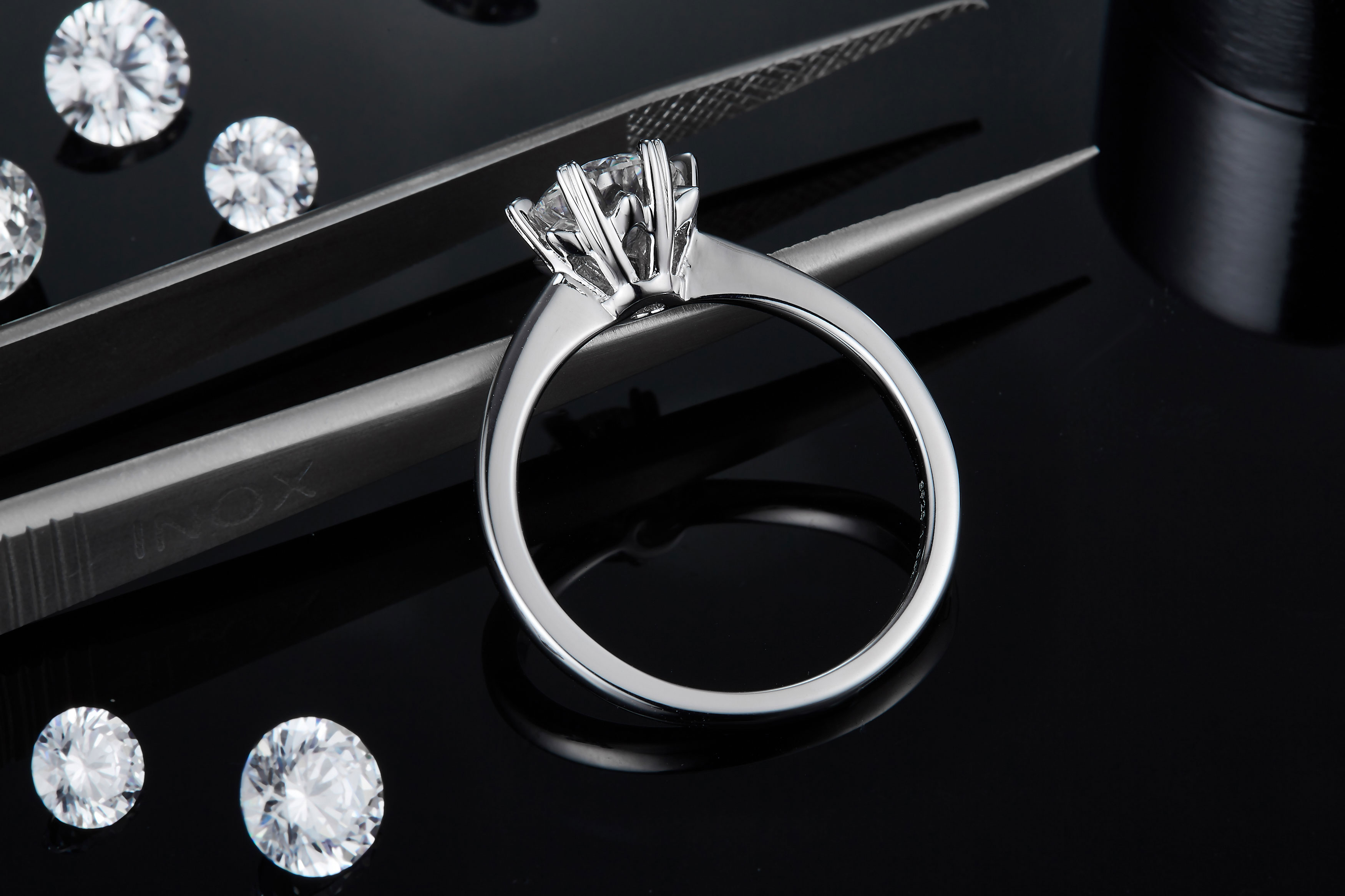 Dance Of Wind And Snow - A Wedding Ring Set With 1-carat Top-quality Moissanite Silver And