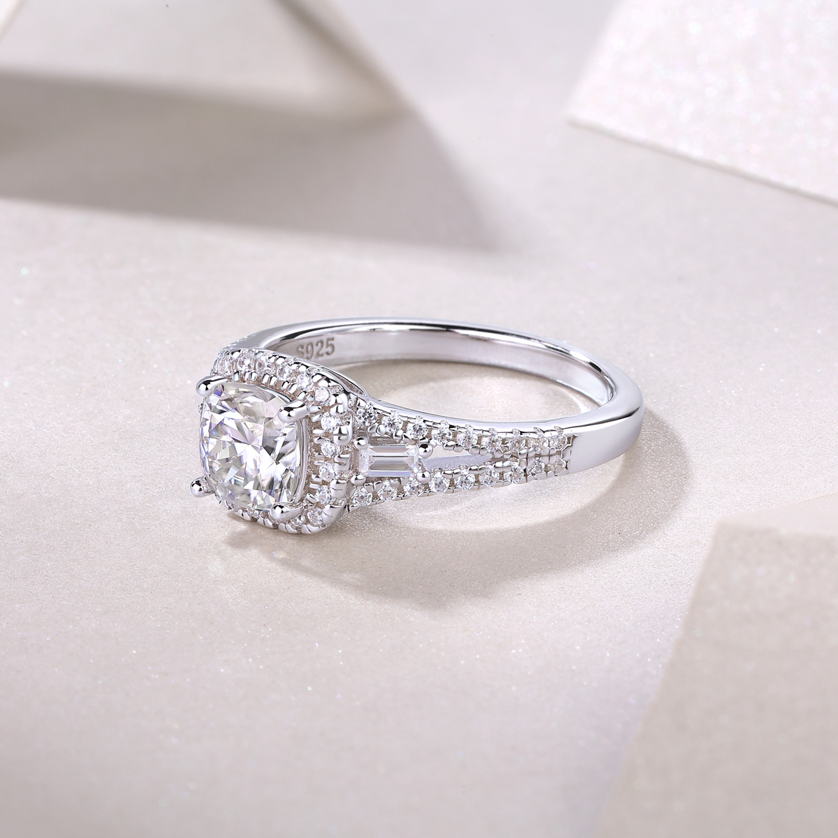 Giorno per giorno: un set di fedi nuziali con argento Moissanite di alta qualità e placcato platino