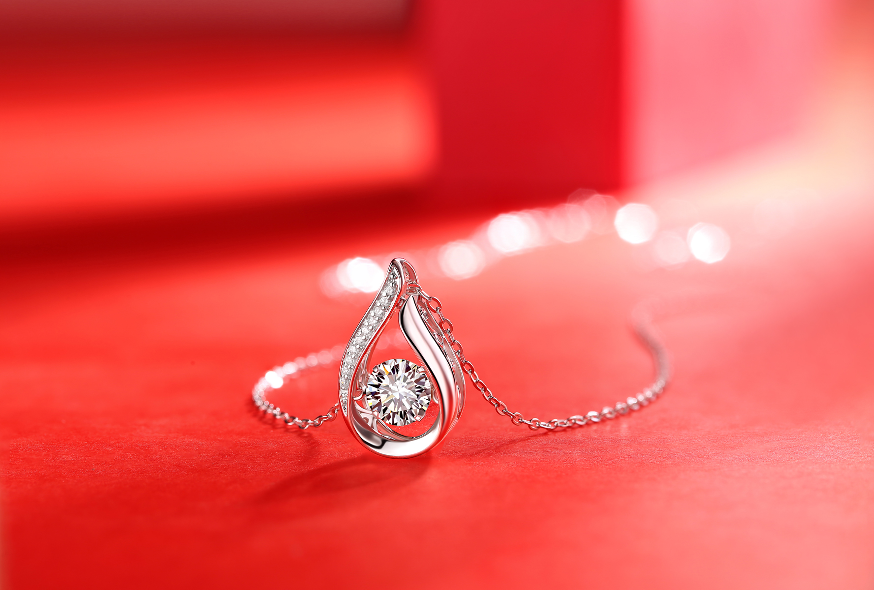 Dynamic And Alluring - A Fashionable And Trendy Necklace Pendant Set With Top-quality