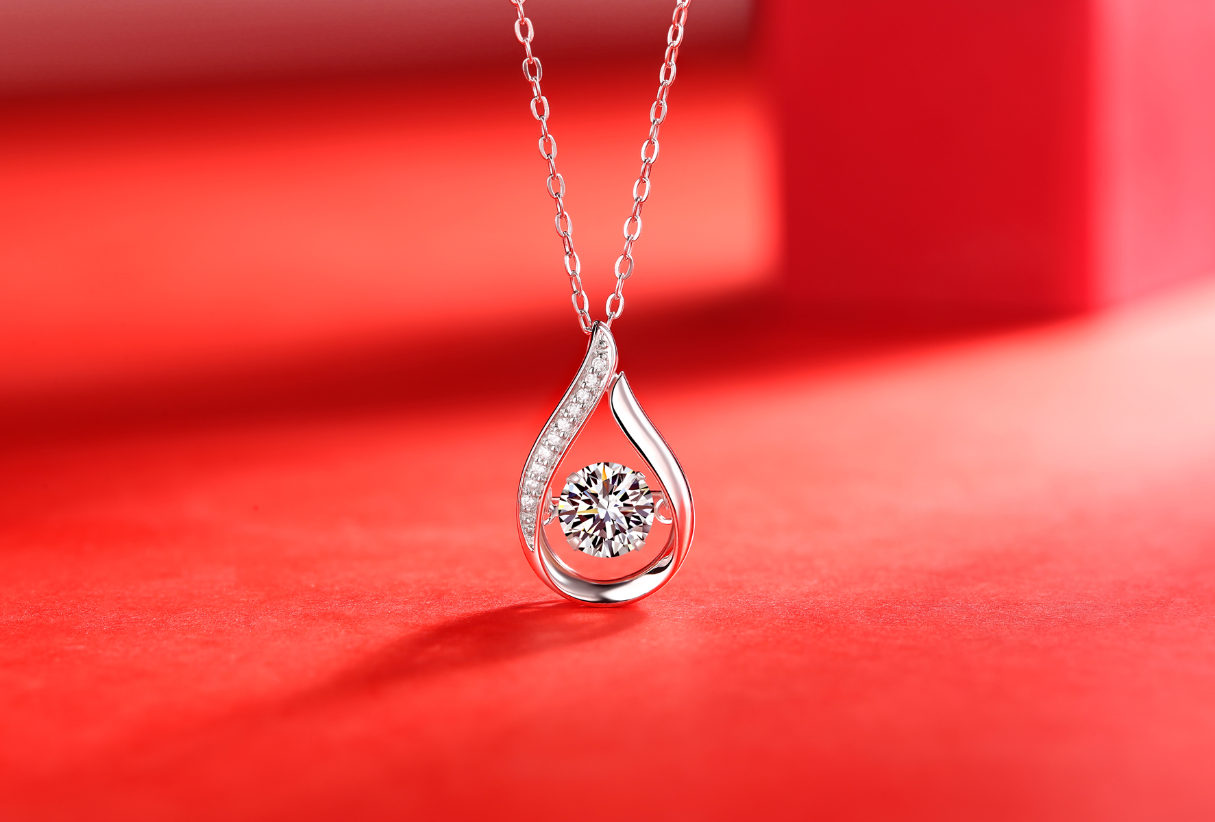 Dynamic And Alluring - A Fashionable And Trendy Necklace Pendant Set With Top-quality