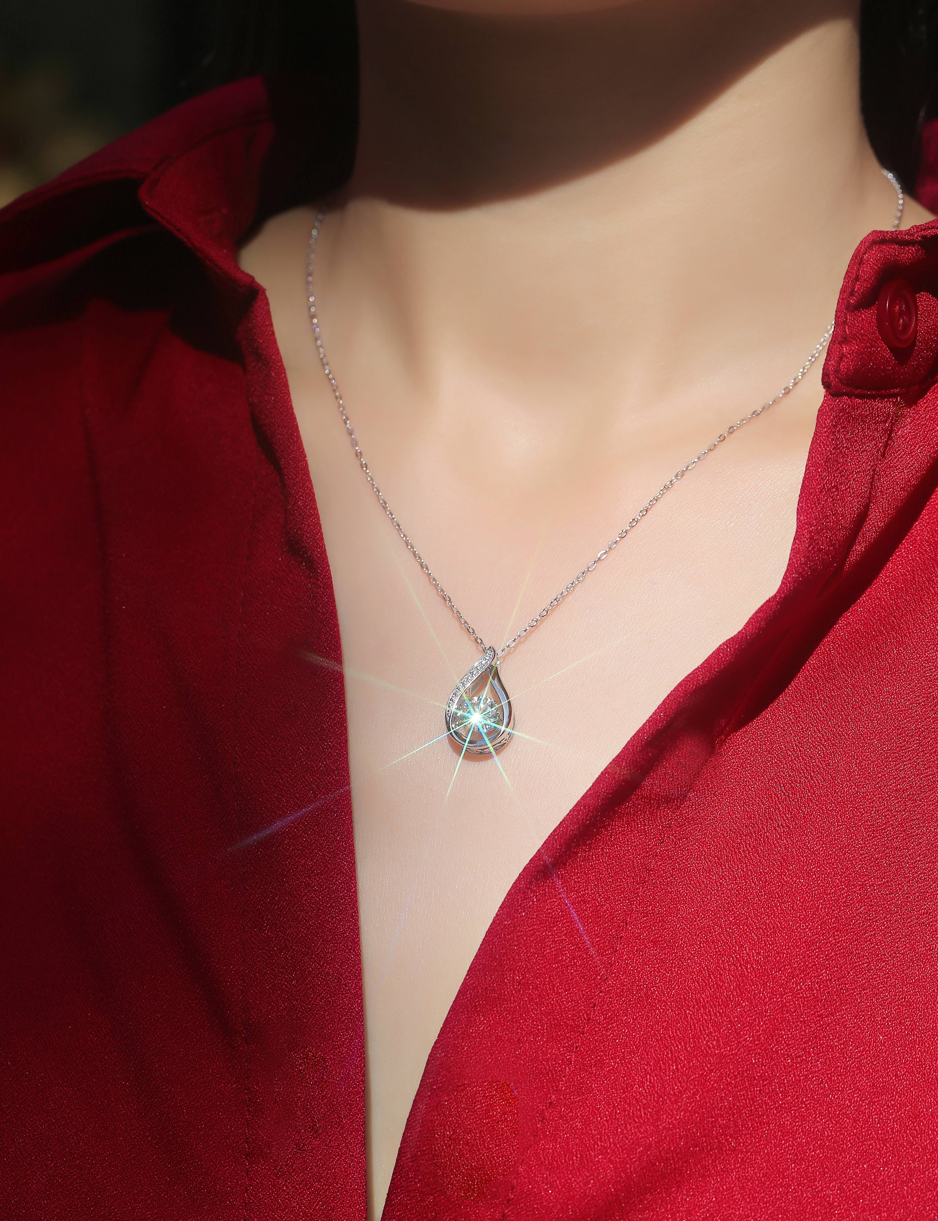 Dynamic And Alluring - A Fashionable And Trendy Necklace Pendant Set With Top-quality