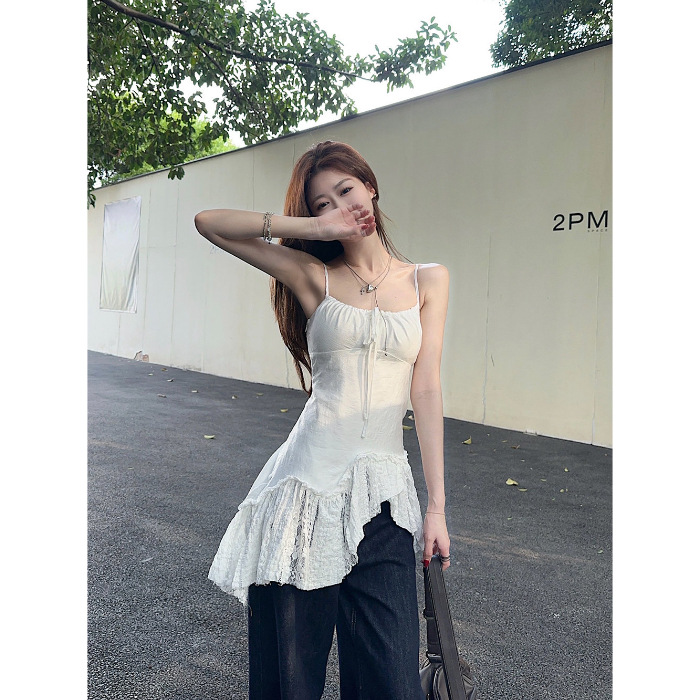 Elegantes Camisole mit unregelmäßigem, schrägem Saum, süß, figurschmeichelnd und vielseitig