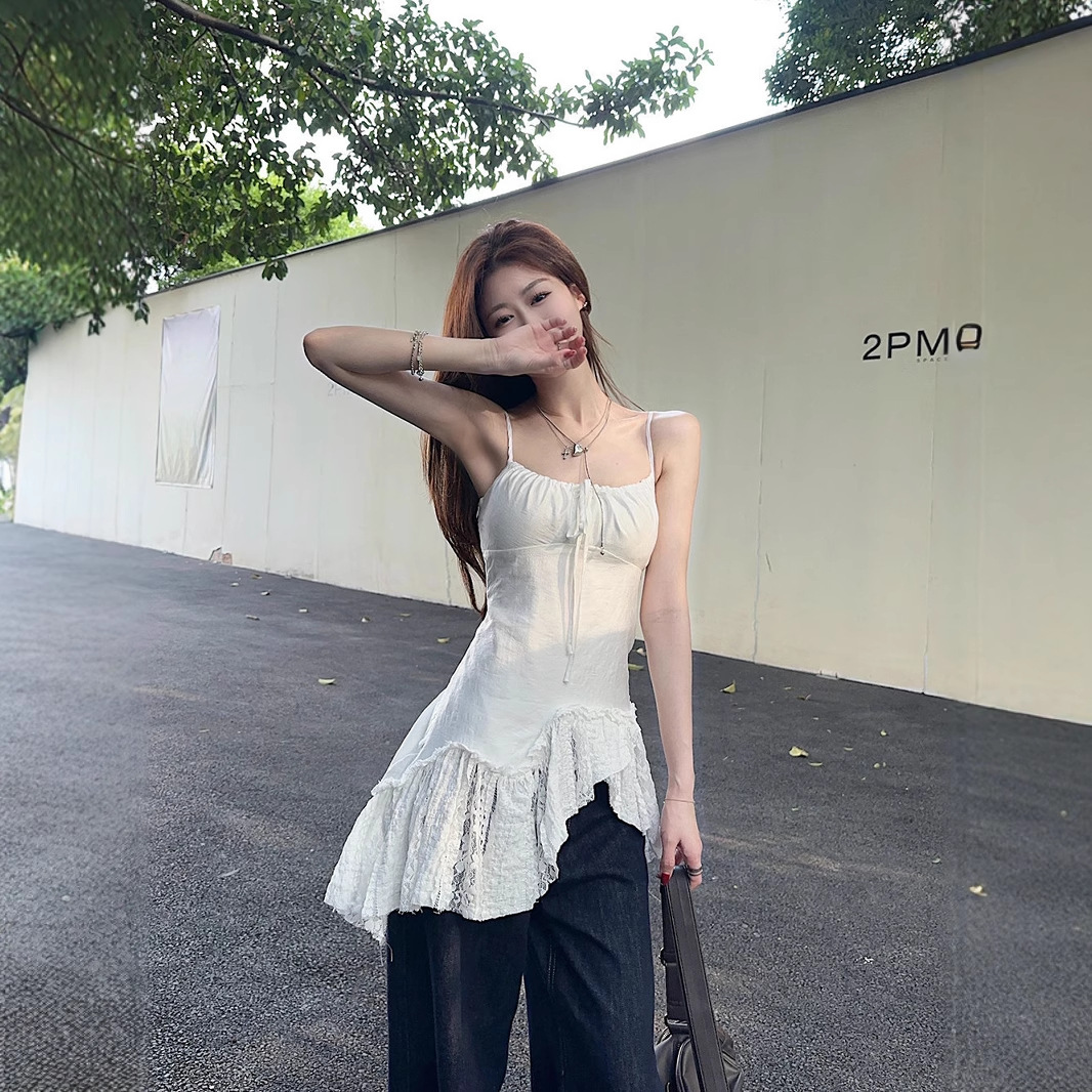 Elegantes Camisole mit unregelmäßigem, schrägem Saum, süß, figurschmeichelnd und vielseitig