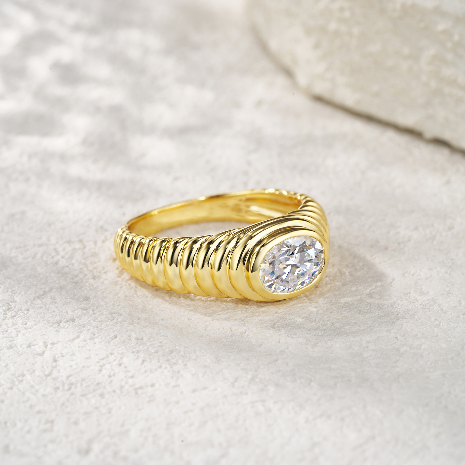 Engraved With Top-quality Moissanite, This Luxurious And Fashionable Minimalist Jewelry