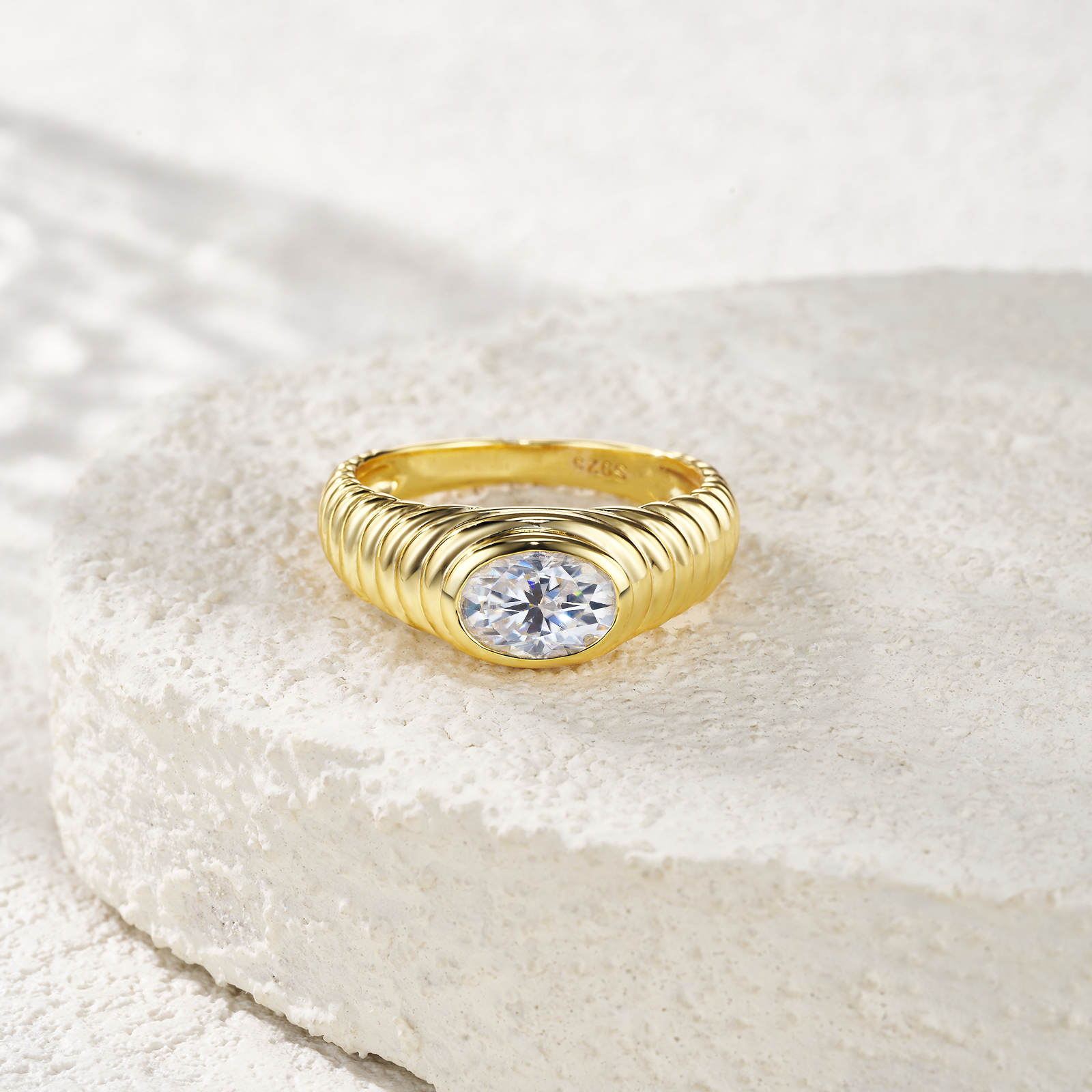 Engraved With Top-quality Moissanite, This Luxurious And Fashionable Minimalist Jewelry