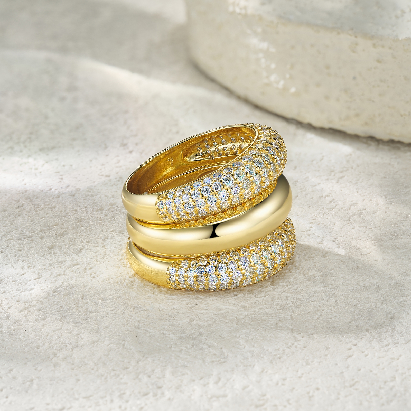 Engraved With Top-quality Moissanite, This Luxurious And Fashionable Minimalist Jewelry