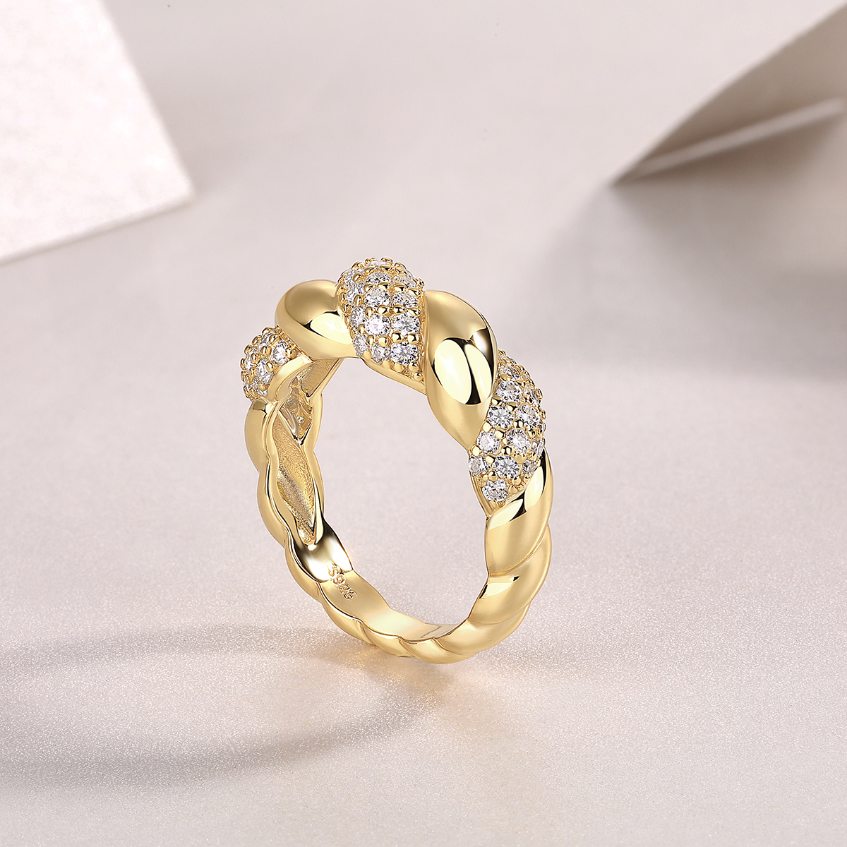 Engraved With Top-quality Moissanite, This Luxurious And Fashionable Minimalist Jewelry