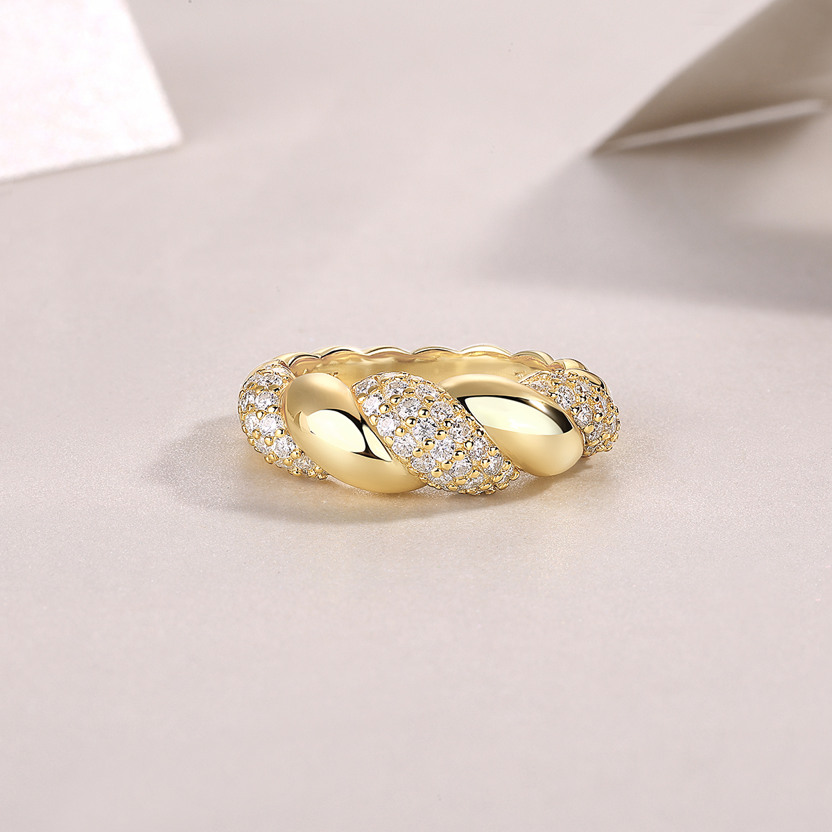 Engraved With Top-quality Moissanite, This Luxurious And Fashionable Minimalist Jewelry