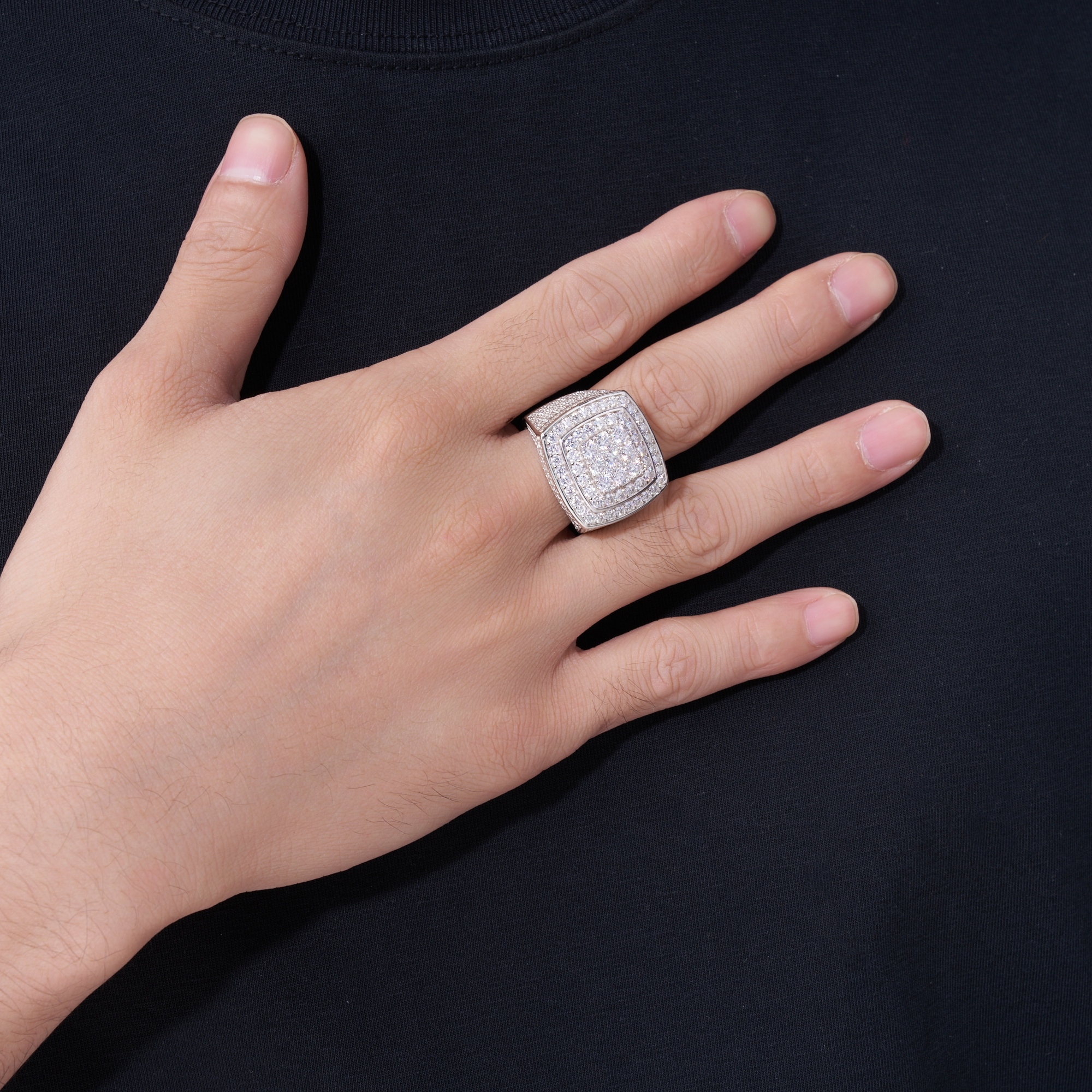 Engraved With Top-quality Moissanite, This Luxurious And Fashionable Minimalist Jewelry