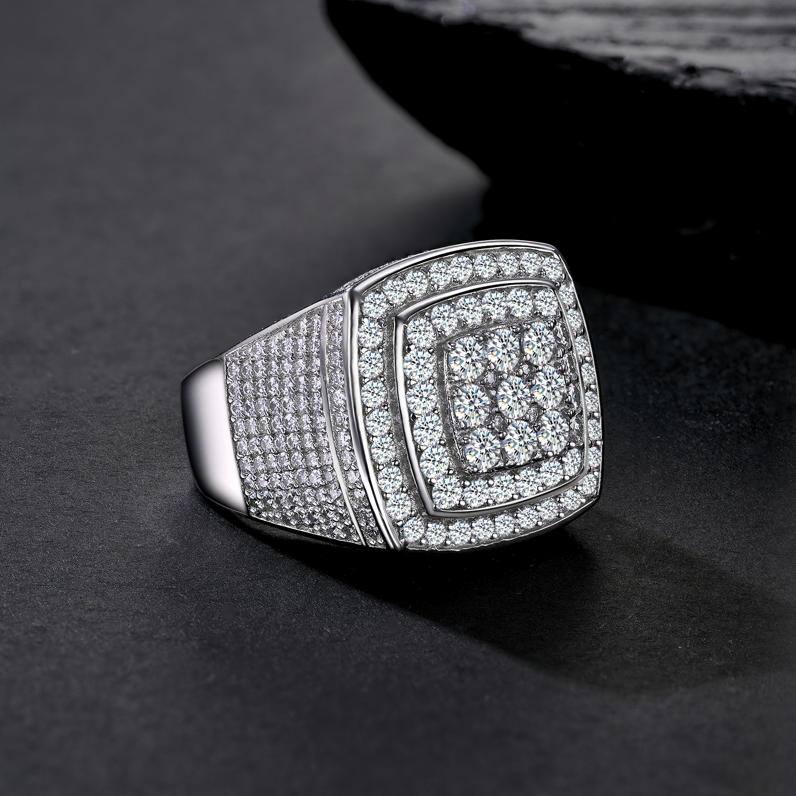Engraved With Top-quality Moissanite, This Luxurious And Fashionable Minimalist Jewelry
