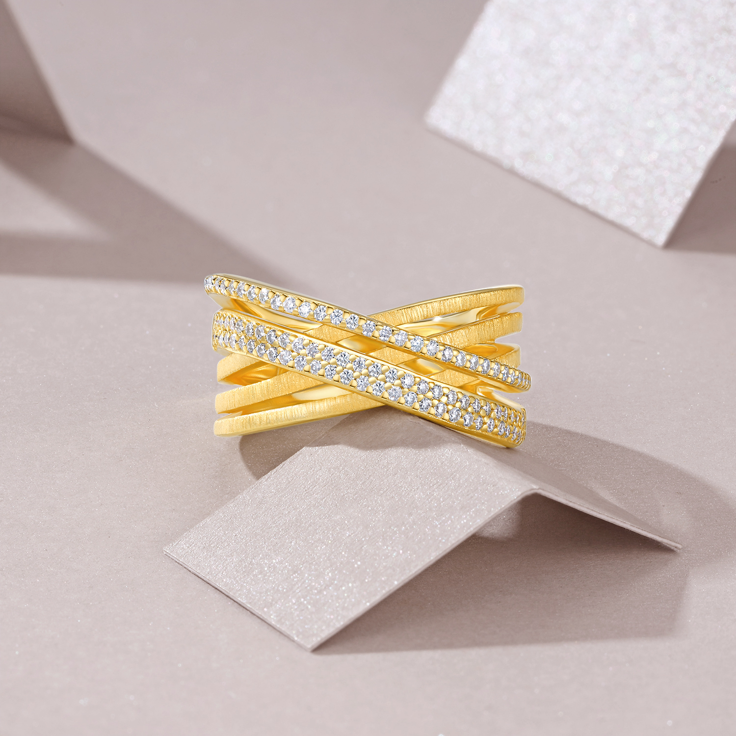 Engraved With Top-quality Moissanite, This Luxurious And Fashionable Minimalist Jewelry