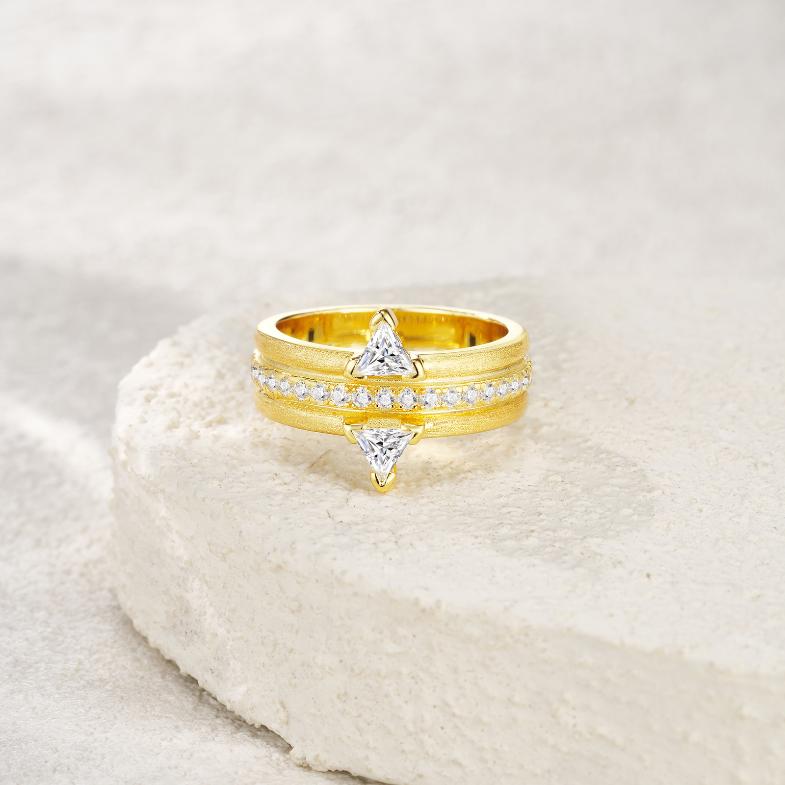 Dieser luxuriöse und modische minimalistische Schmuck ist mit hochwertigem Moissanit graviert