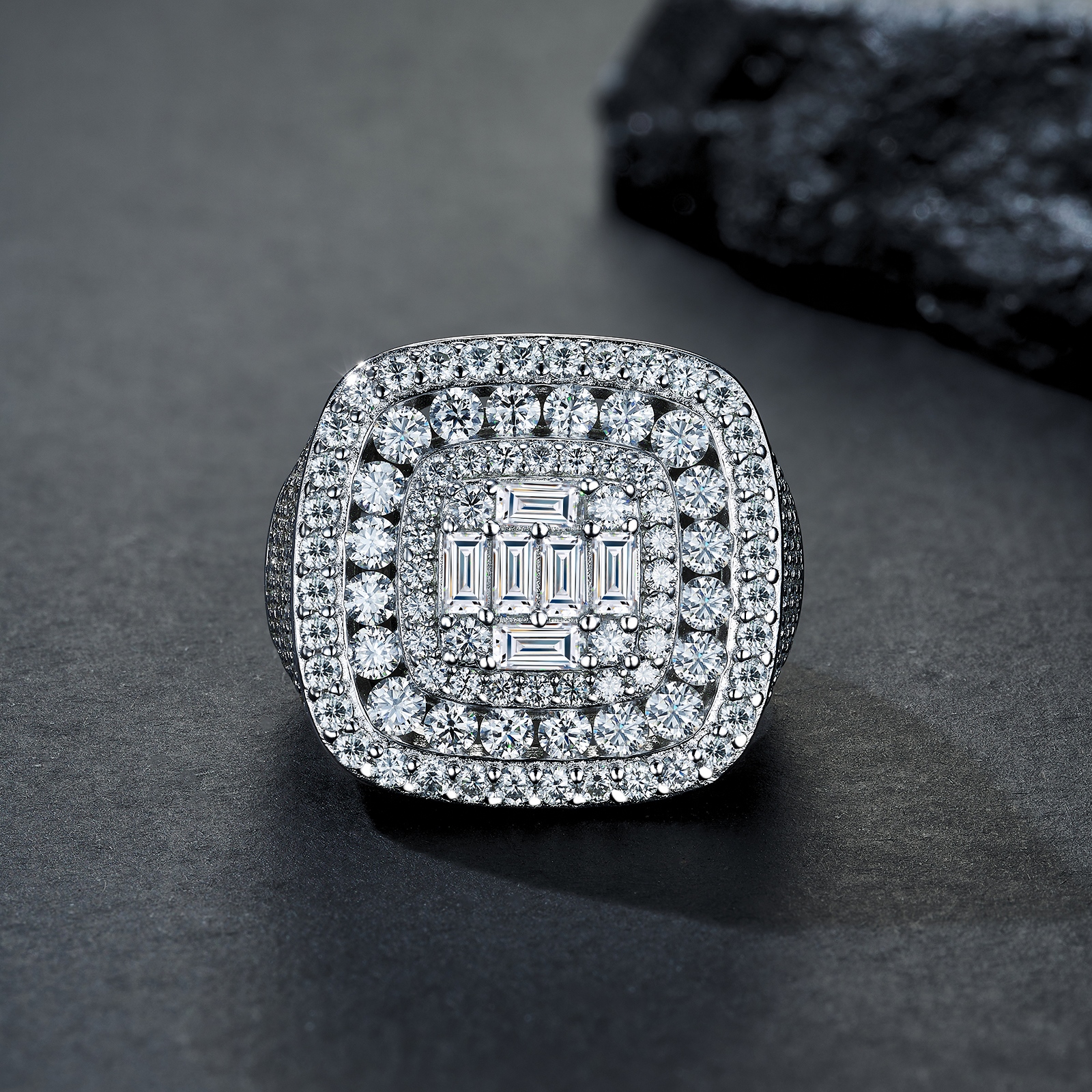 Engraved With Top-quality Moissanite, This Luxurious And Fashionable Minimalist Jewelry