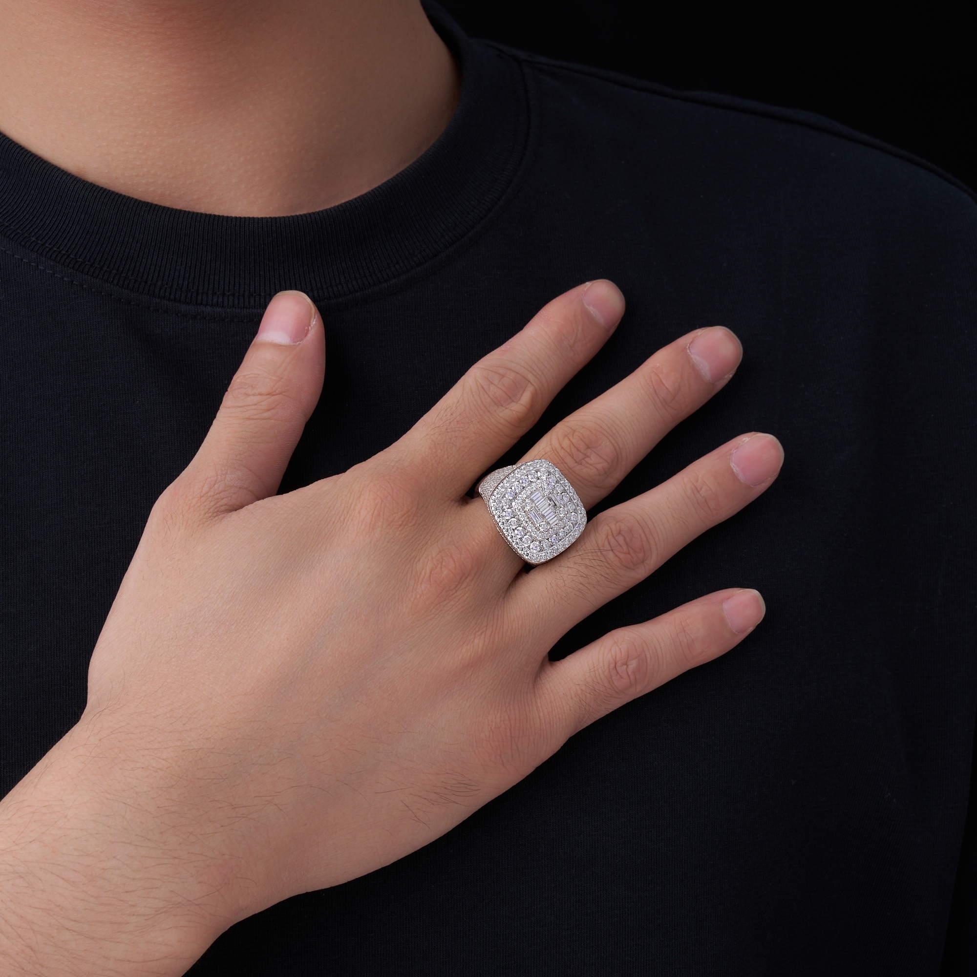 Engraved With Top-quality Moissanite, This Luxurious And Fashionable Minimalist Jewelry
