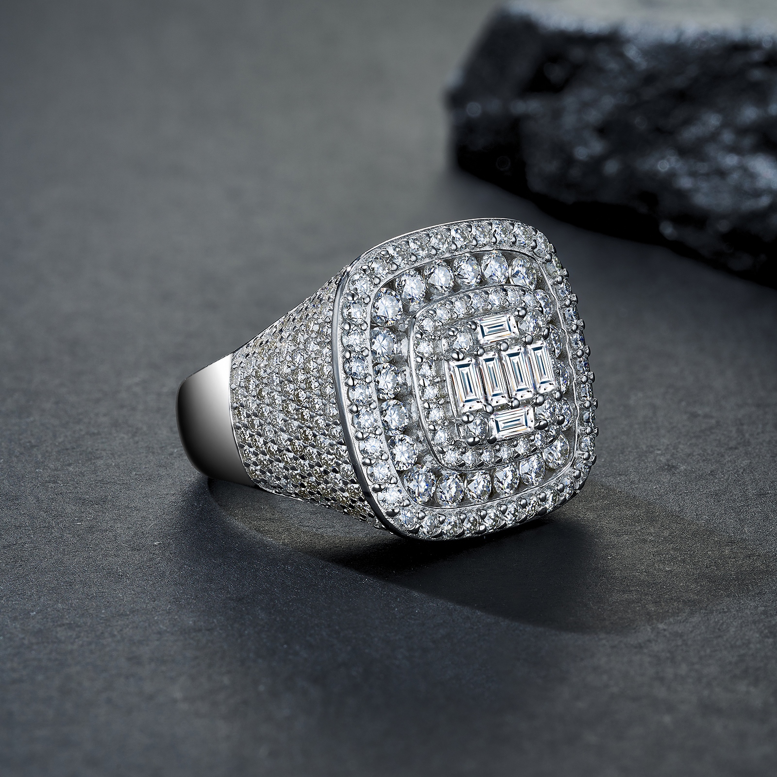 Engraved With Top-quality Moissanite, This Luxurious And Fashionable Minimalist Jewelry