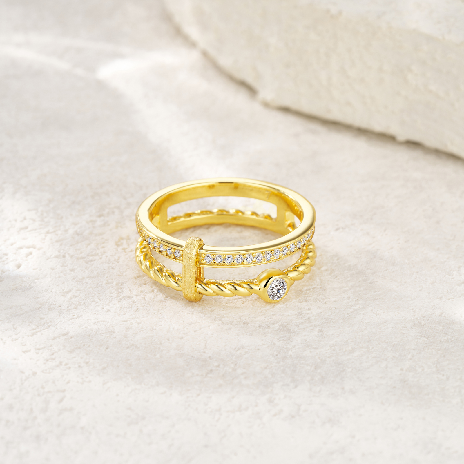 Engraved With Top-quality Moissanite, This Luxurious And Fashionable Minimalist Jewelry