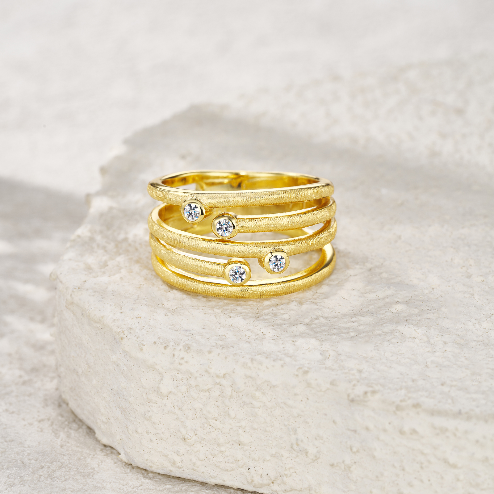Engraved With Top-quality Moissanite, This Luxurious And Fashionable Minimalist Jewelry