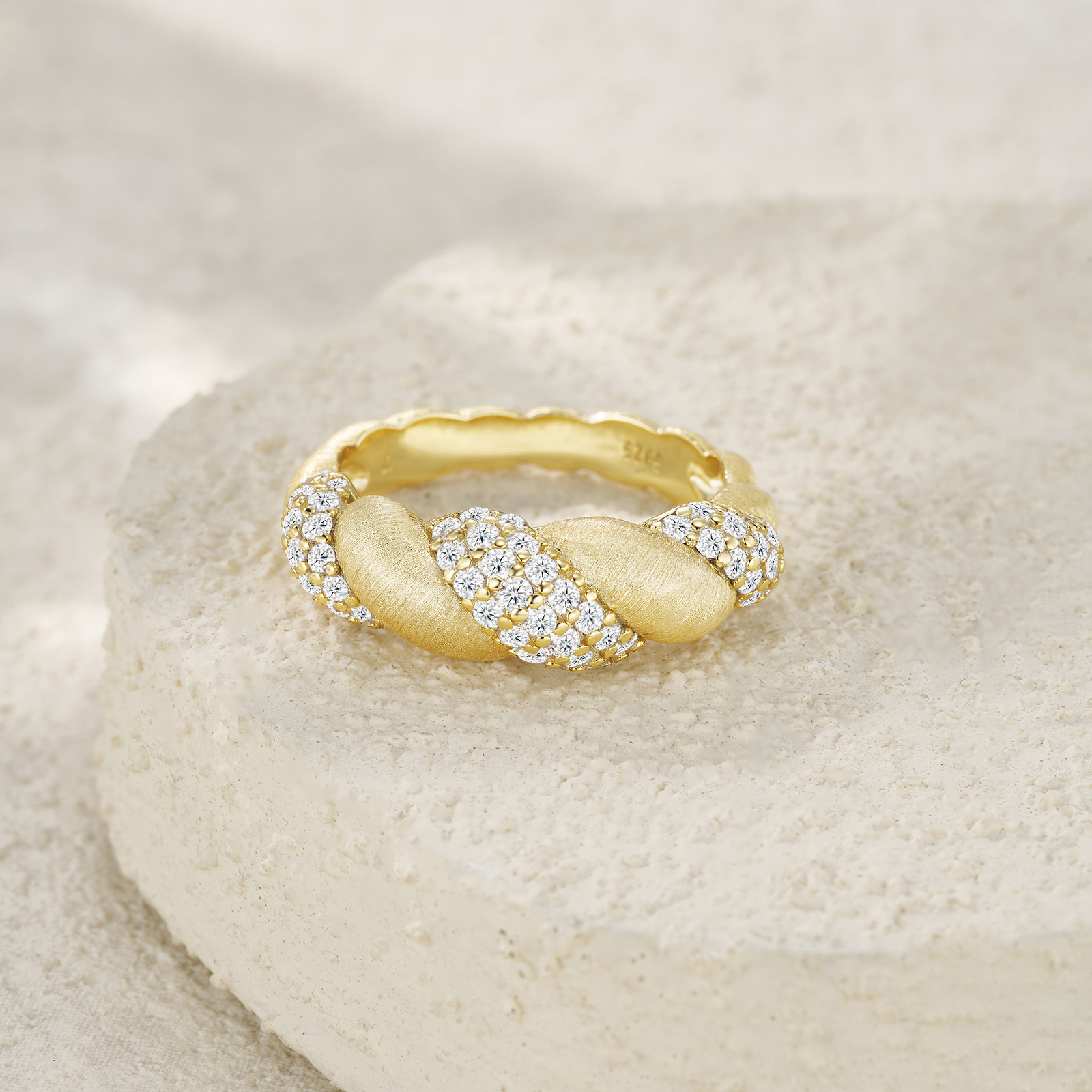 Engraved With Top-quality Moissanite, This Luxurious And Fashionable Minimalist Jewelry