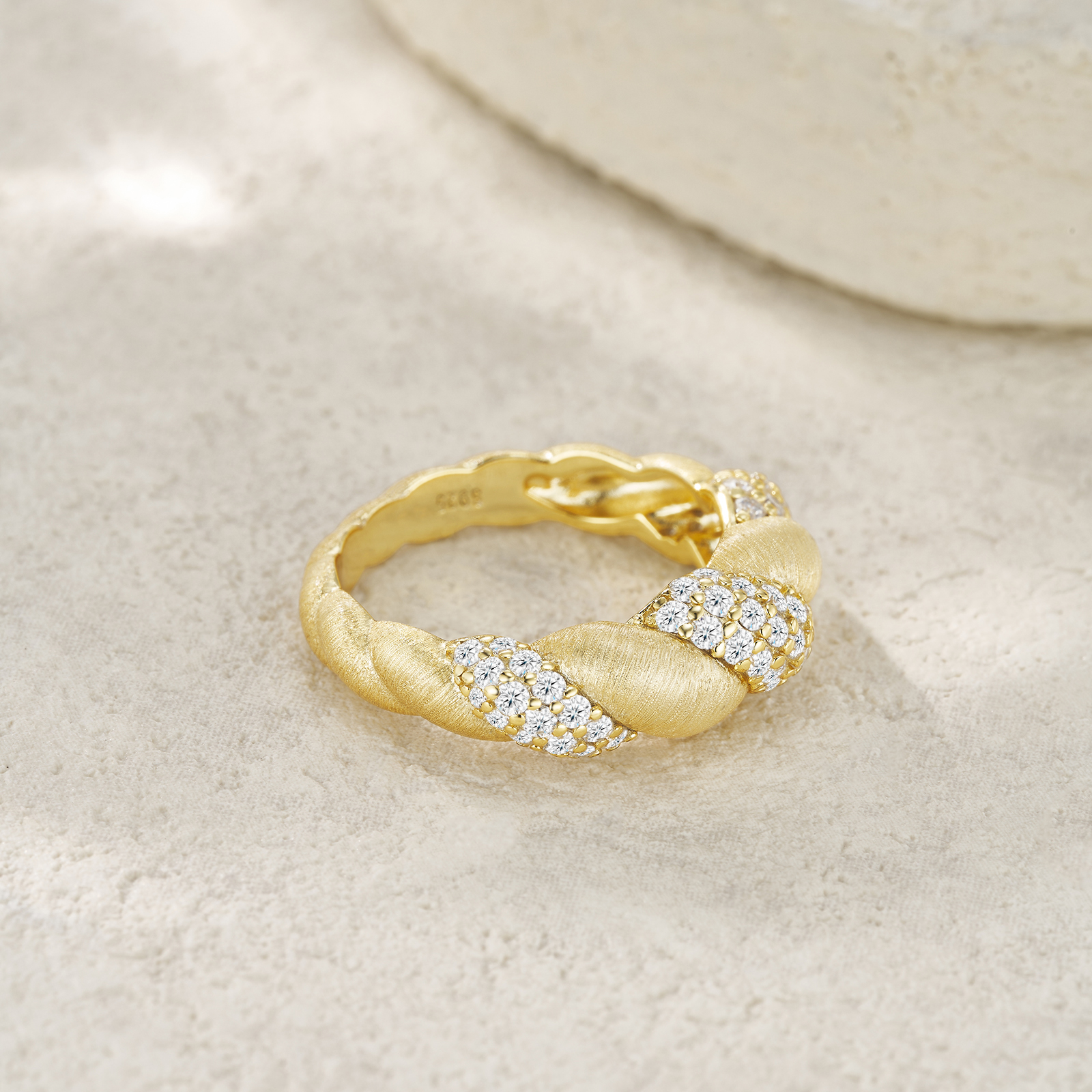 Engraved With Top-quality Moissanite, This Luxurious And Fashionable Minimalist Jewelry