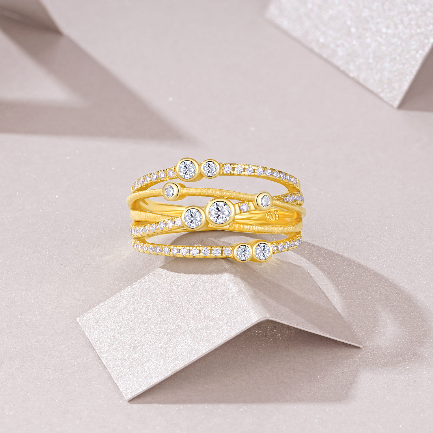 Engraved With Top-quality Moissanite, This Luxurious And Fashionable Minimalist Jewelry