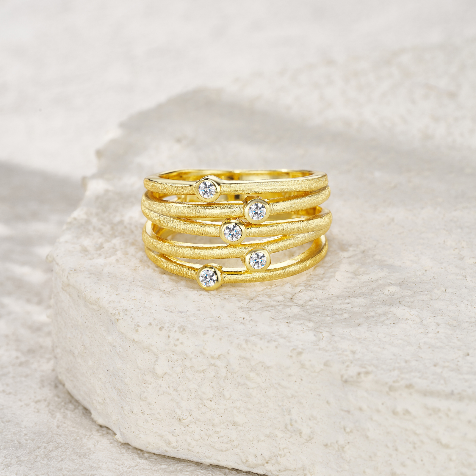 Engraved With Top-quality Moissanite, This Luxurious And Fashionable Minimalist Jewelry